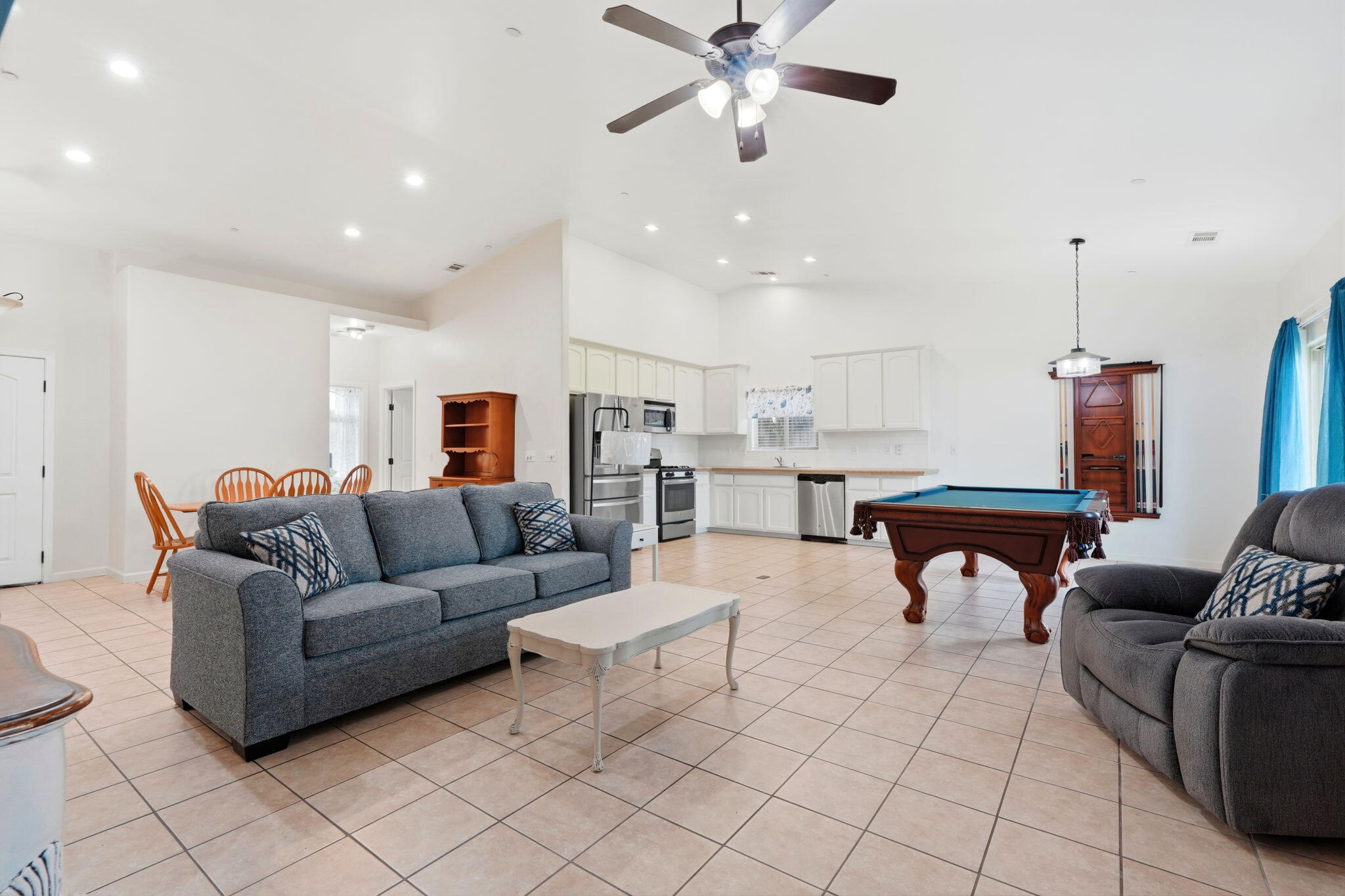 2050 N Charter Oak Ct, Visalia, CA 93292