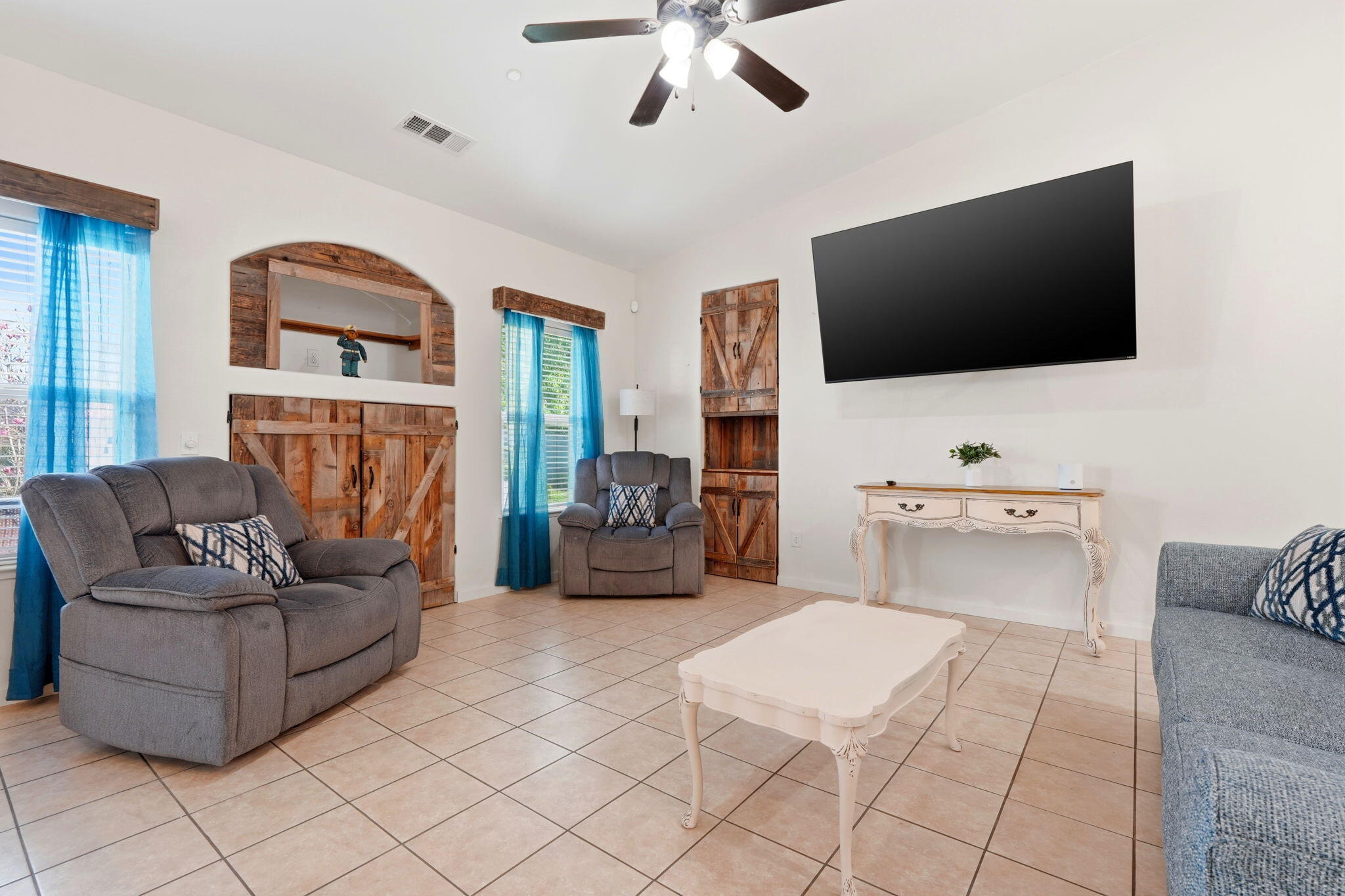 2050 N Charter Oak Ct, Visalia, CA 93292