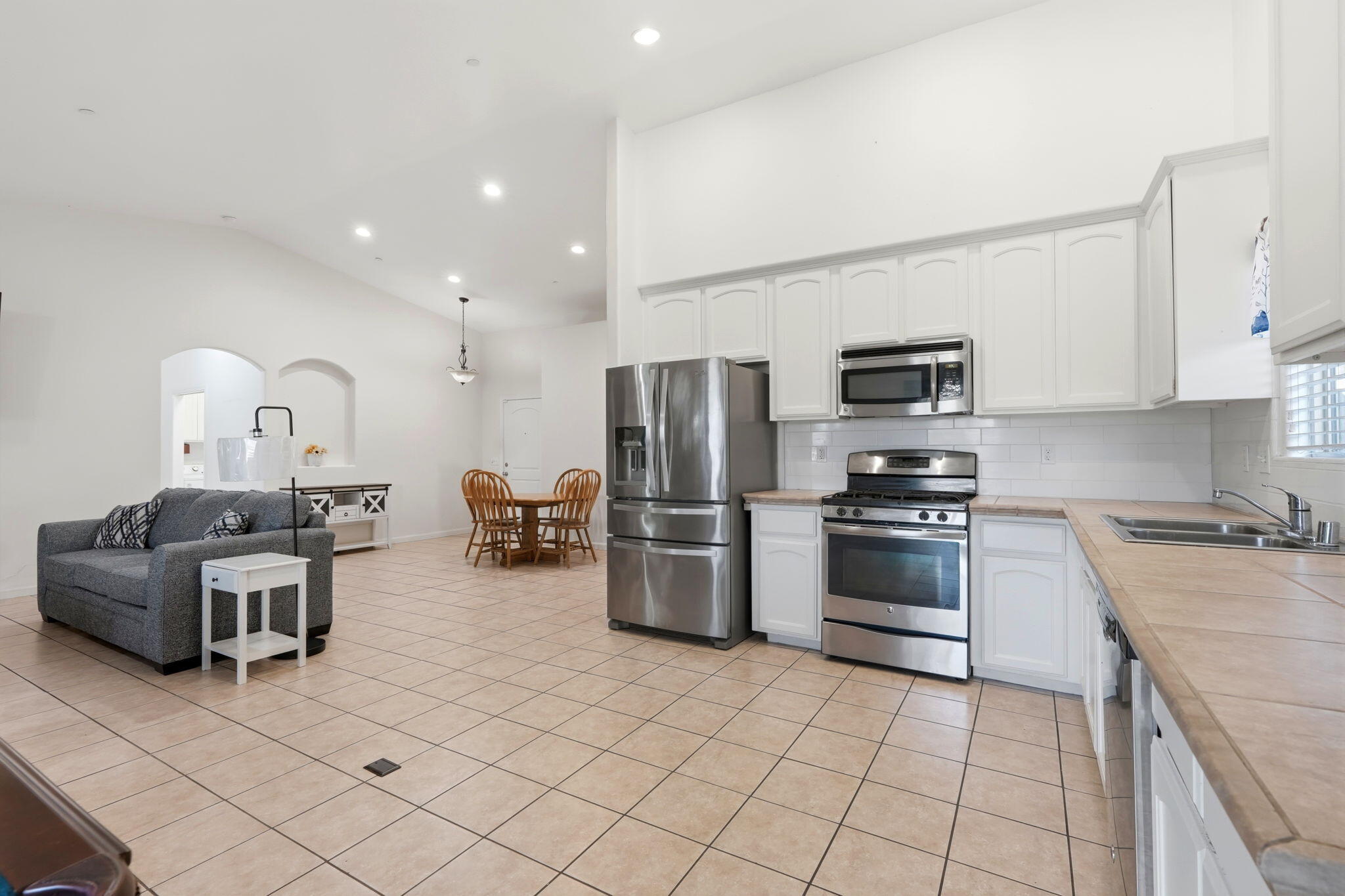 2050 N Charter Oak Ct, Visalia, CA 93292