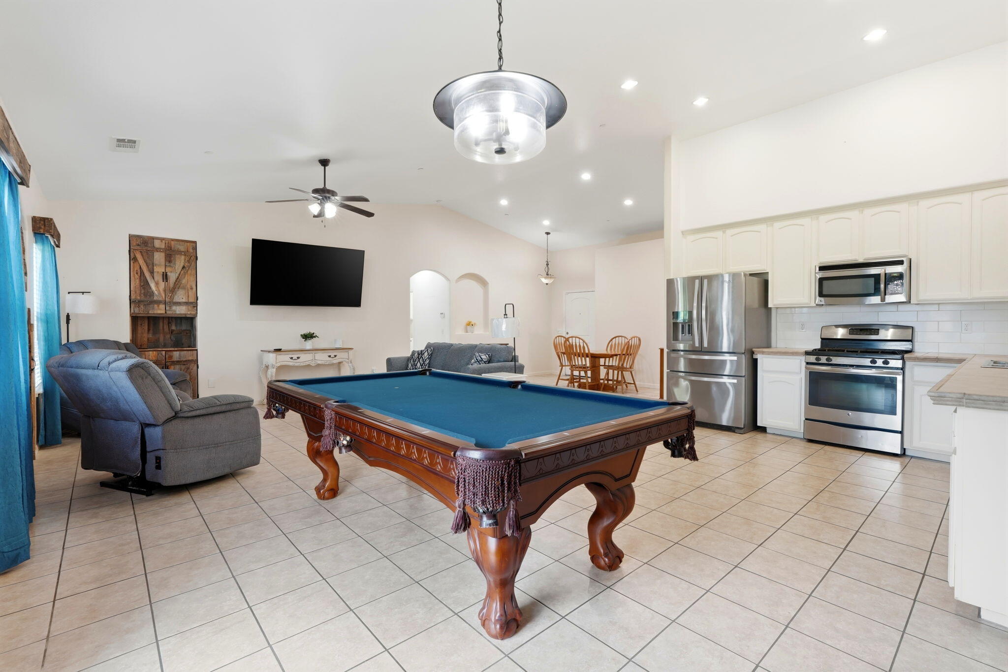 2050 N Charter Oak Ct, Visalia, CA 93292