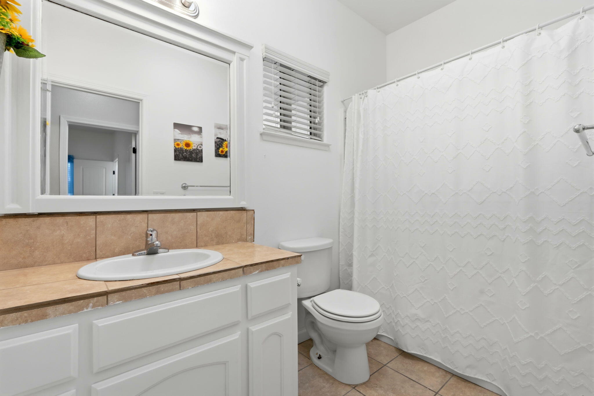 2050 N Charter Oak Ct, Visalia, CA 93292