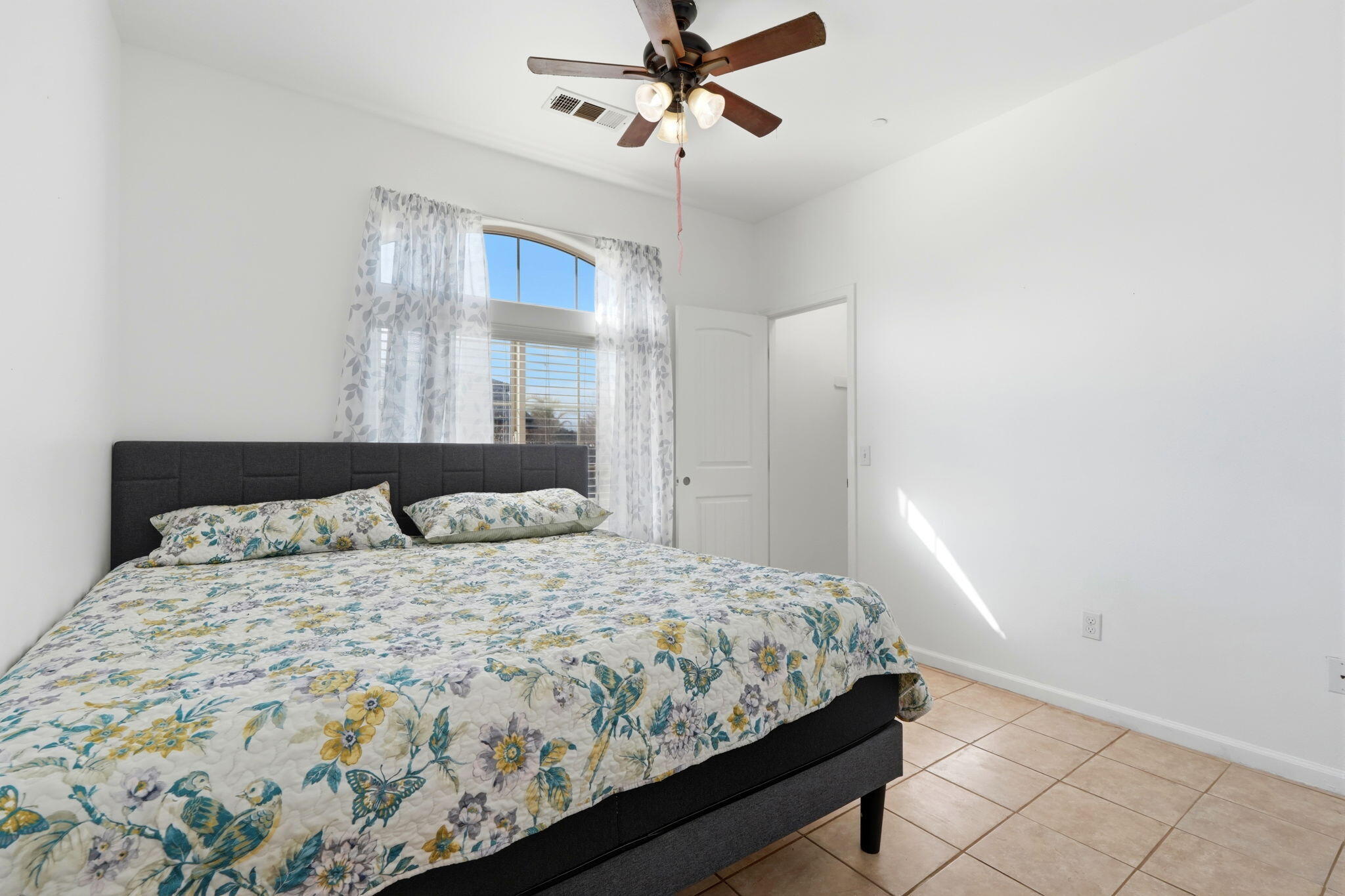 2050 N Charter Oak Ct, Visalia, CA 93292