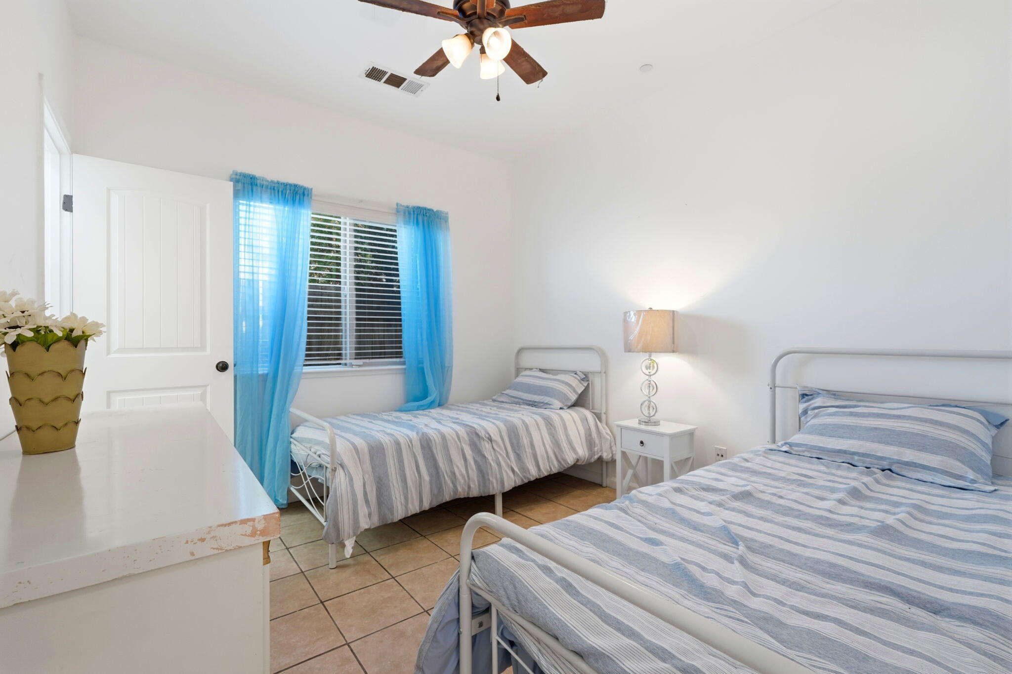 2050 N Charter Oak Ct, Visalia, CA 93292