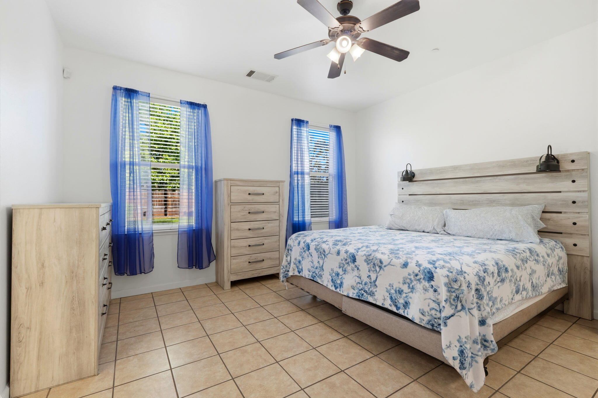 2050 N Charter Oak Ct, Visalia, CA 93292