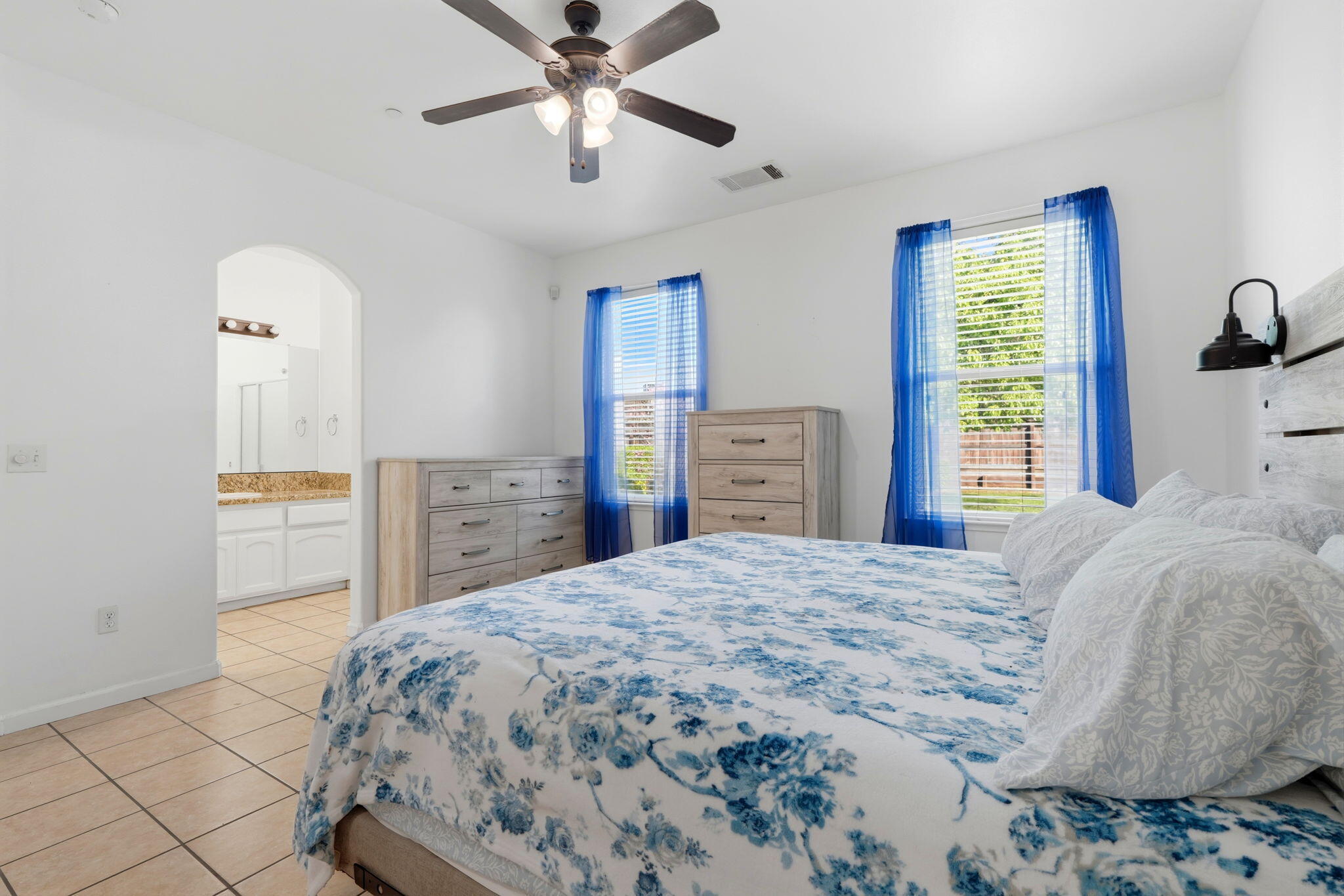 2050 N Charter Oak Ct, Visalia, CA 93292