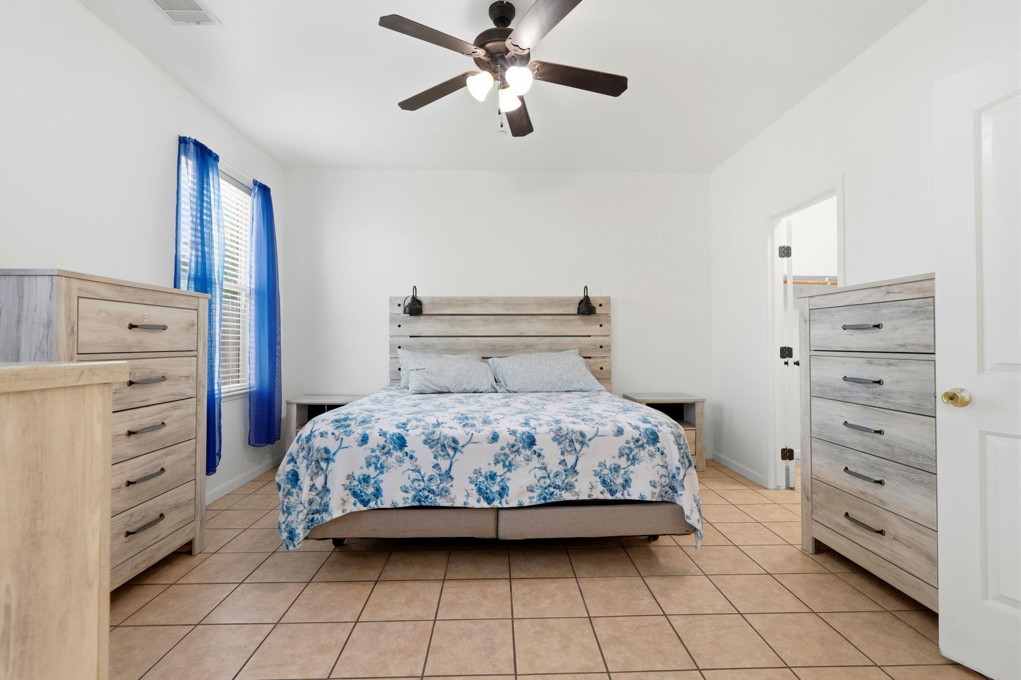 2050 N Charter Oak Ct, Visalia, CA 93292