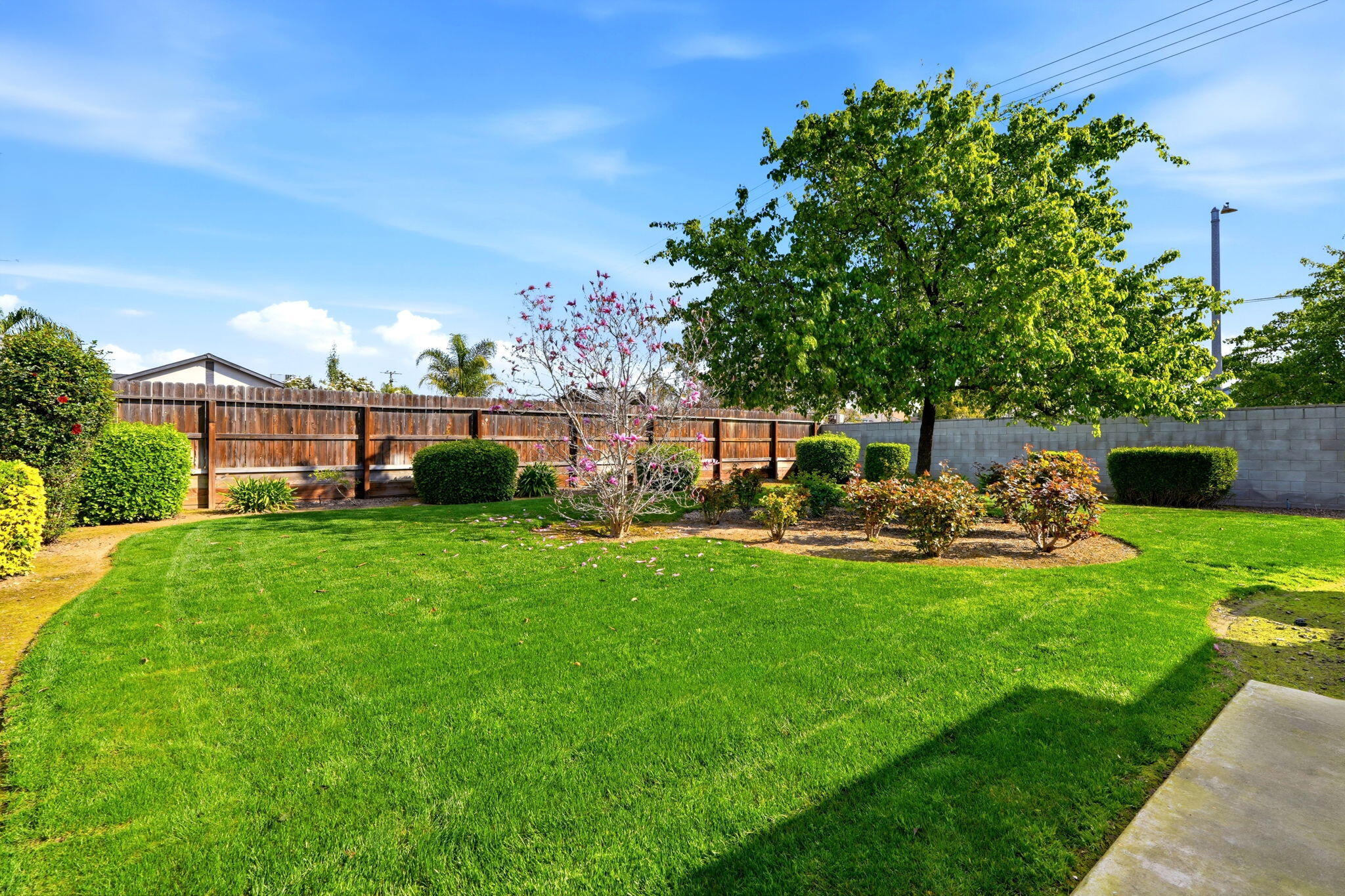 2050 N Charter Oak Ct, Visalia, CA 93292