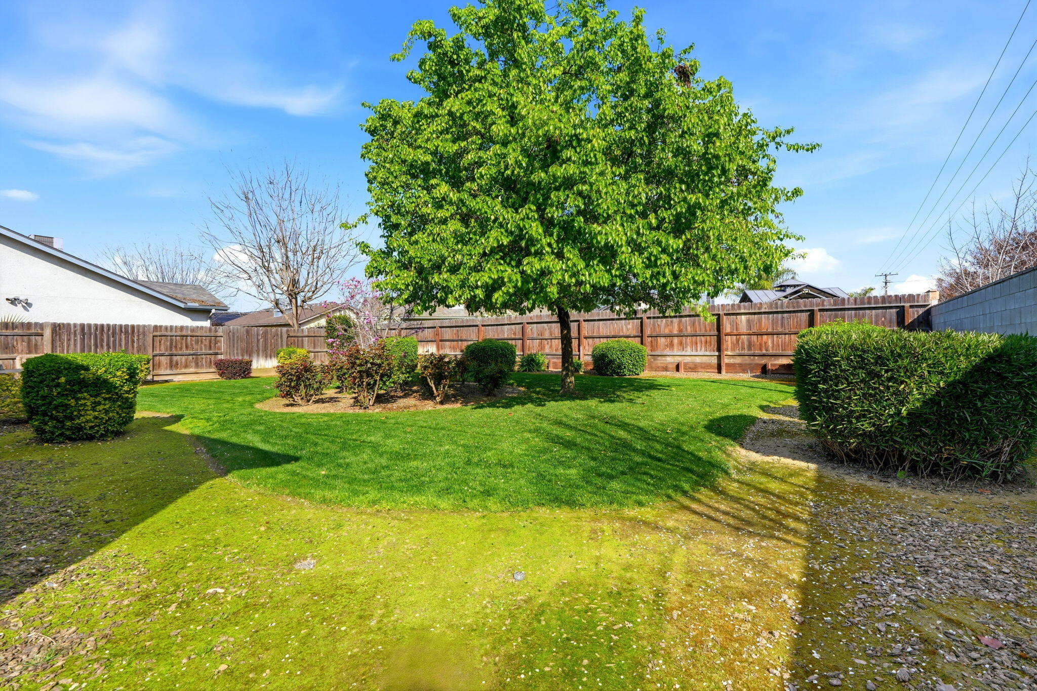 2050 N Charter Oak Ct, Visalia, CA 93292