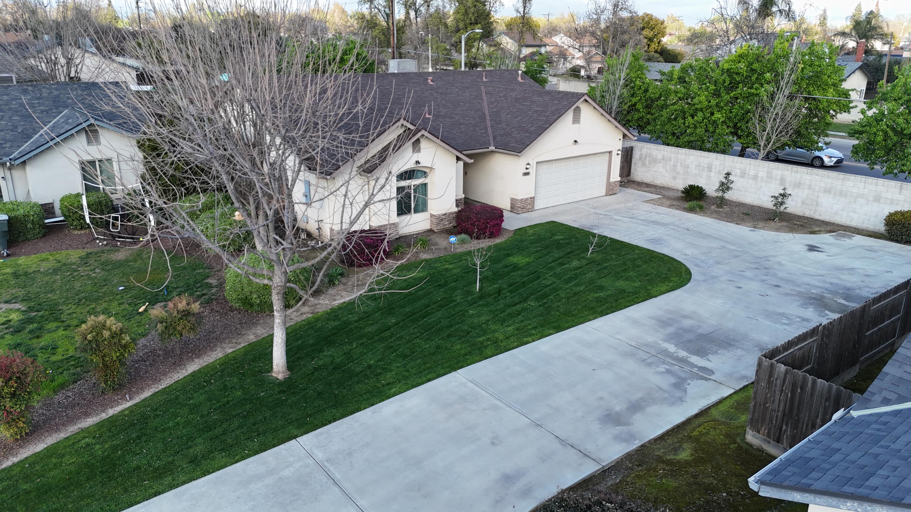 2050 N Charter Oak Ct, Visalia, CA 93292
