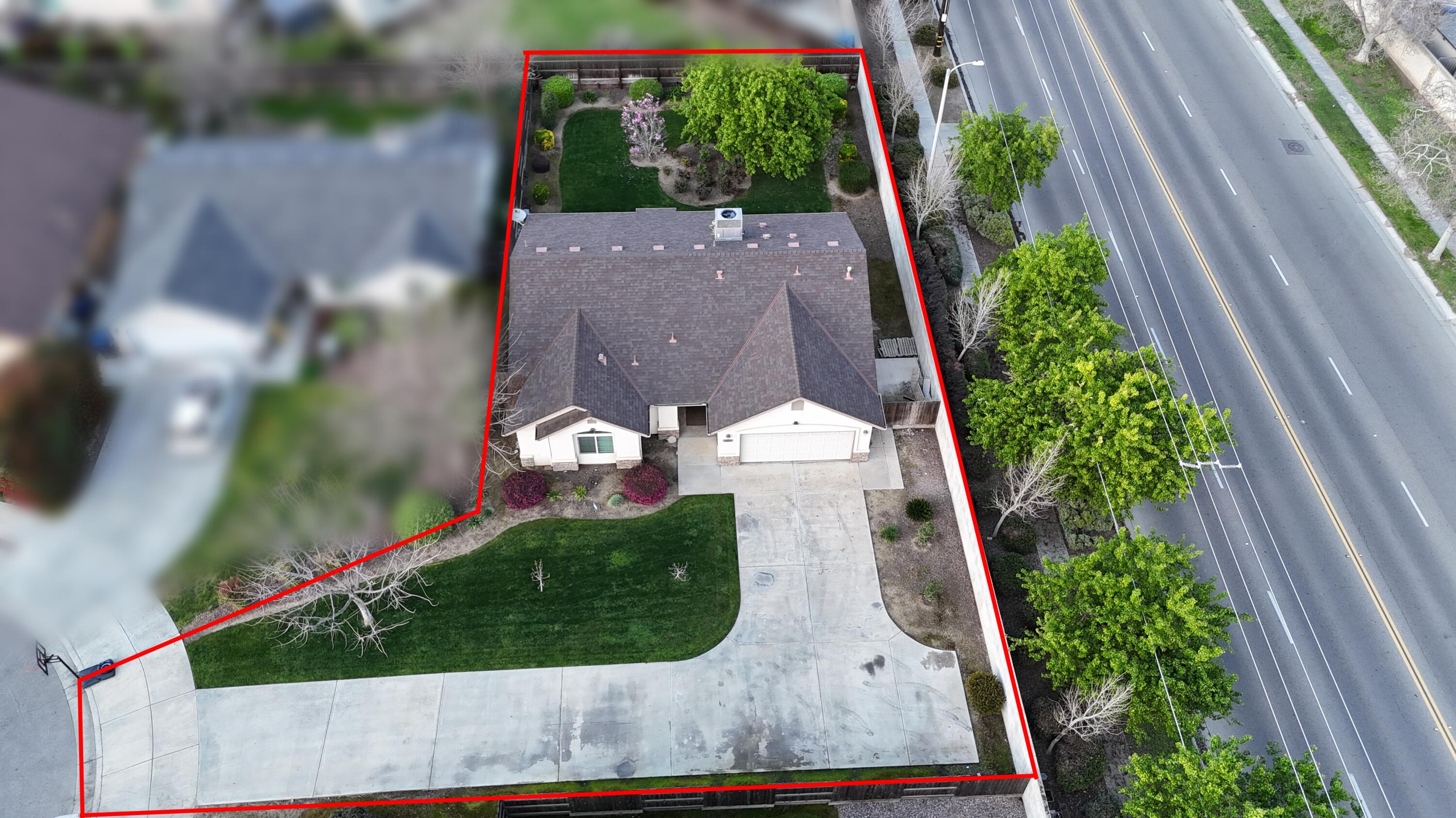 2050 N Charter Oak Ct, Visalia, CA 93292