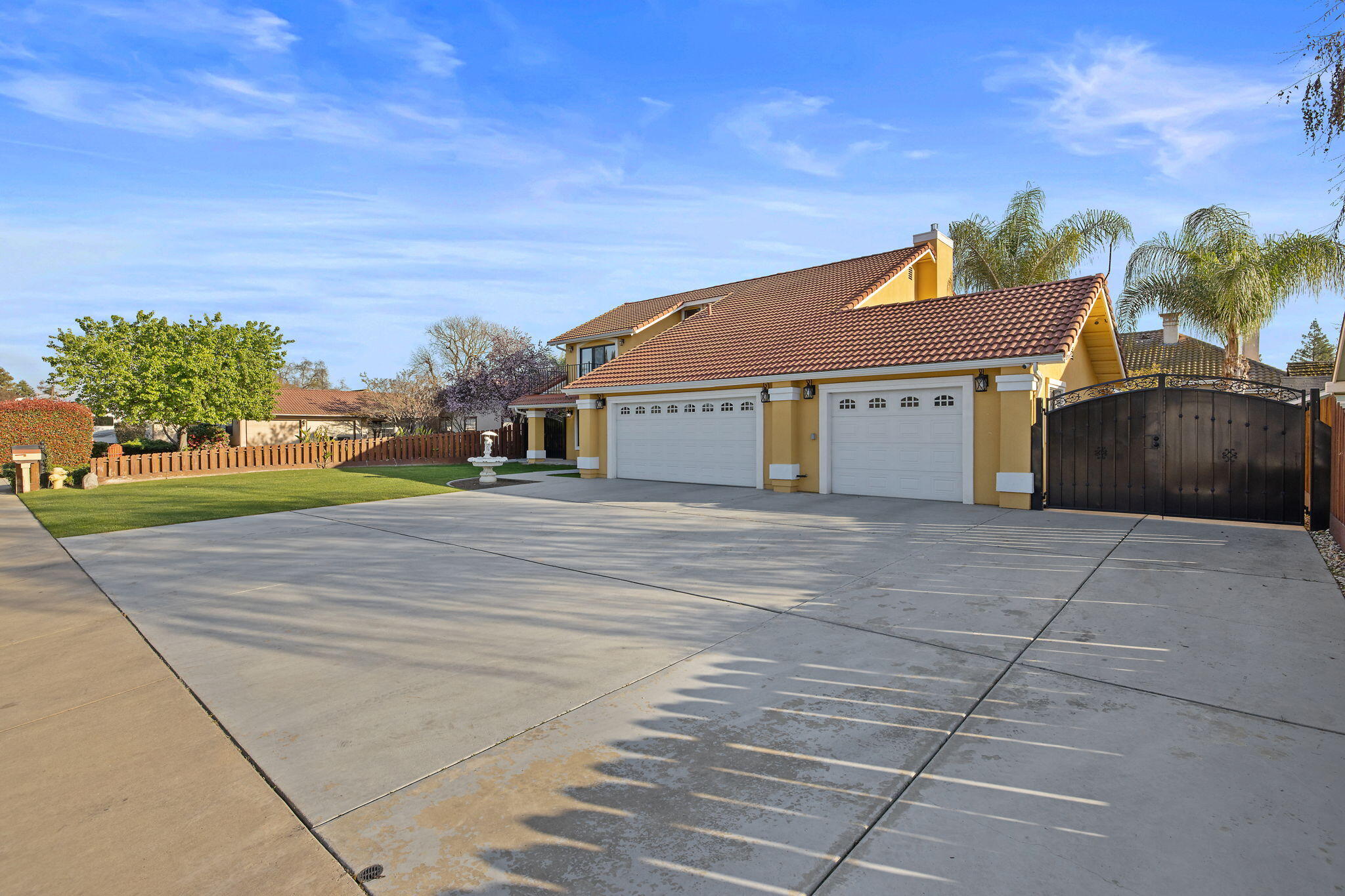 2635 E Paradise Ave, Visalia, CA 93292