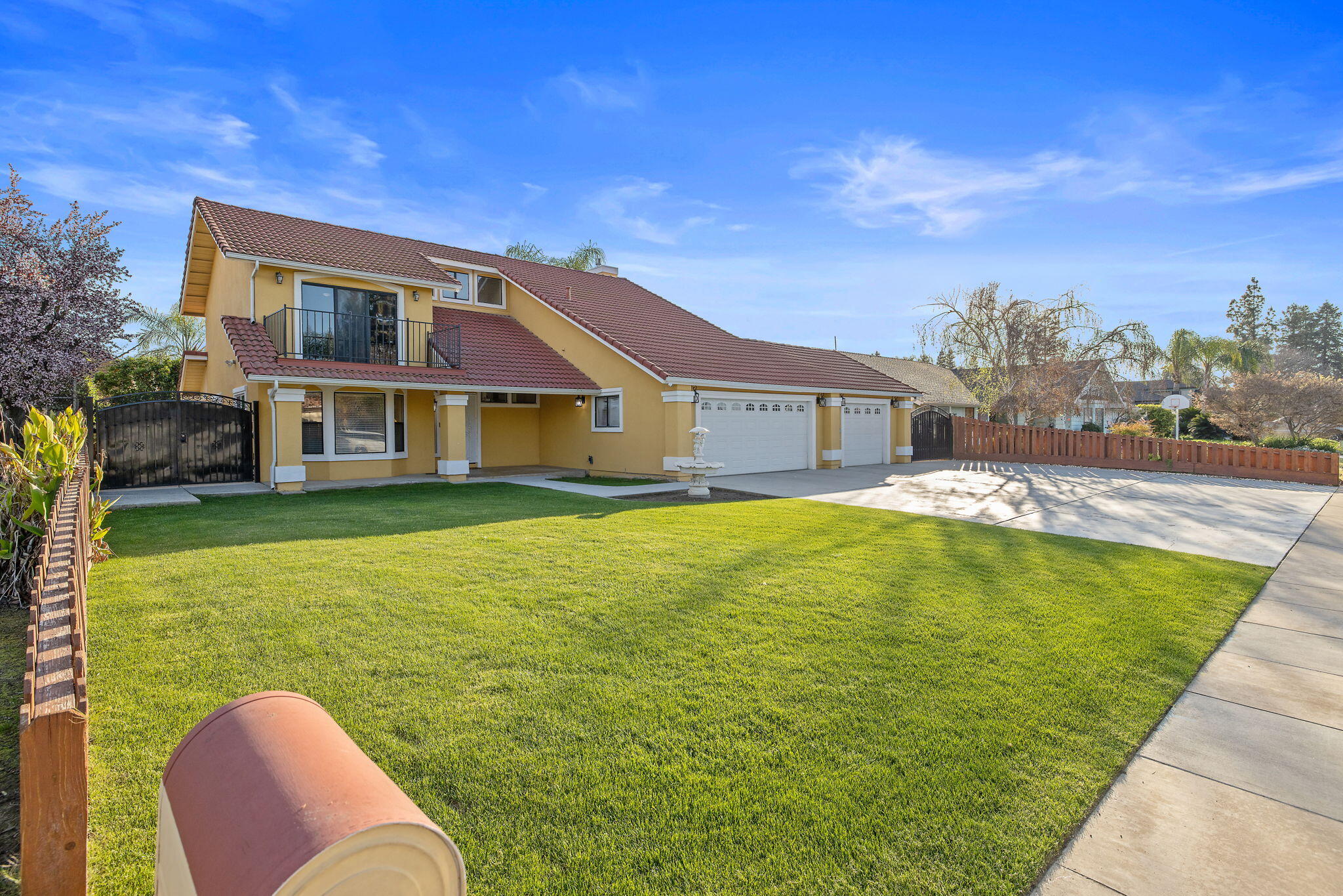 2635 E Paradise Ave, Visalia, CA 93292