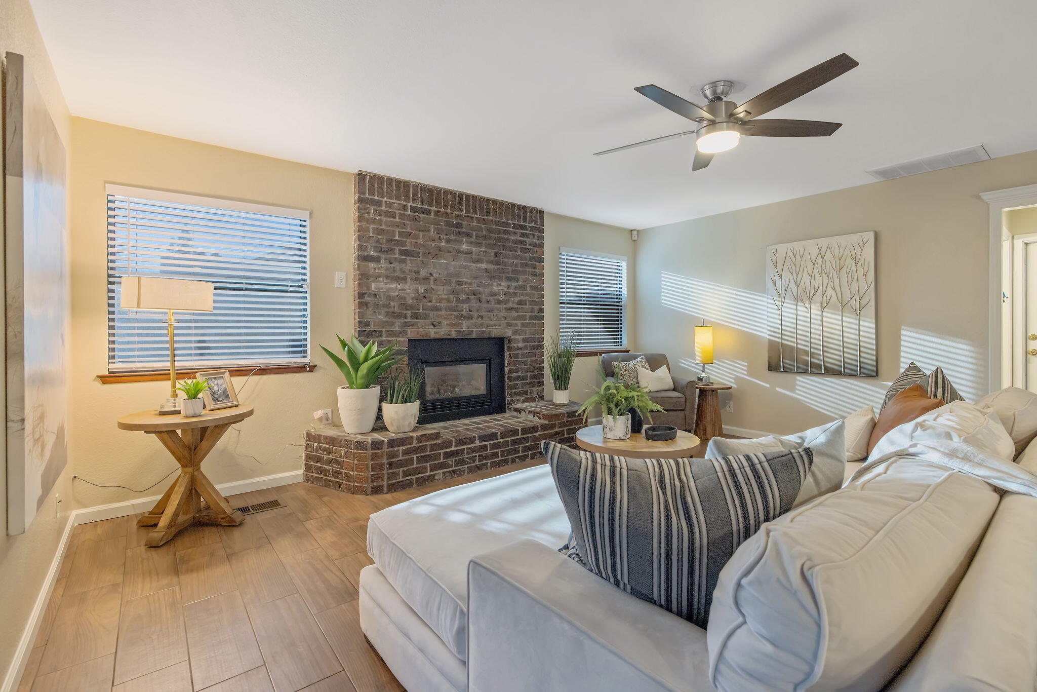 2635 E Paradise Ave, Visalia, CA 93292