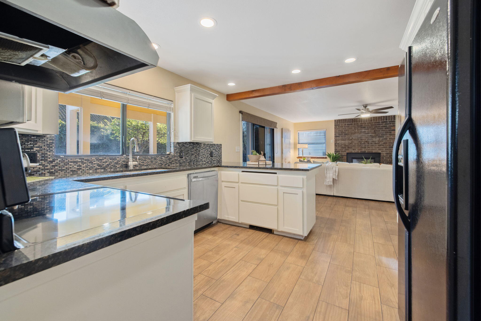 2635 E Paradise Ave, Visalia, CA 93292