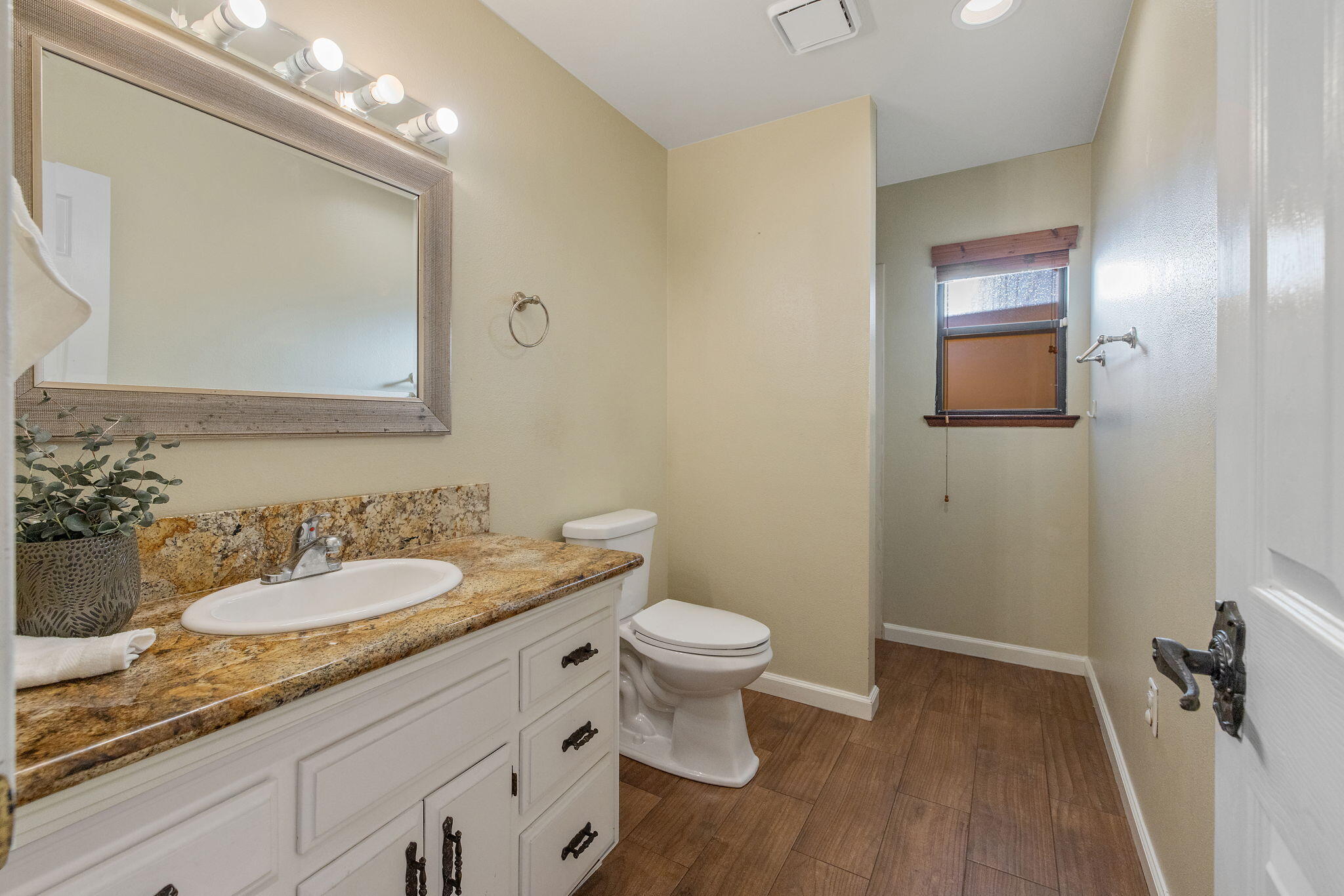 2635 E Paradise Ave, Visalia, CA 93292