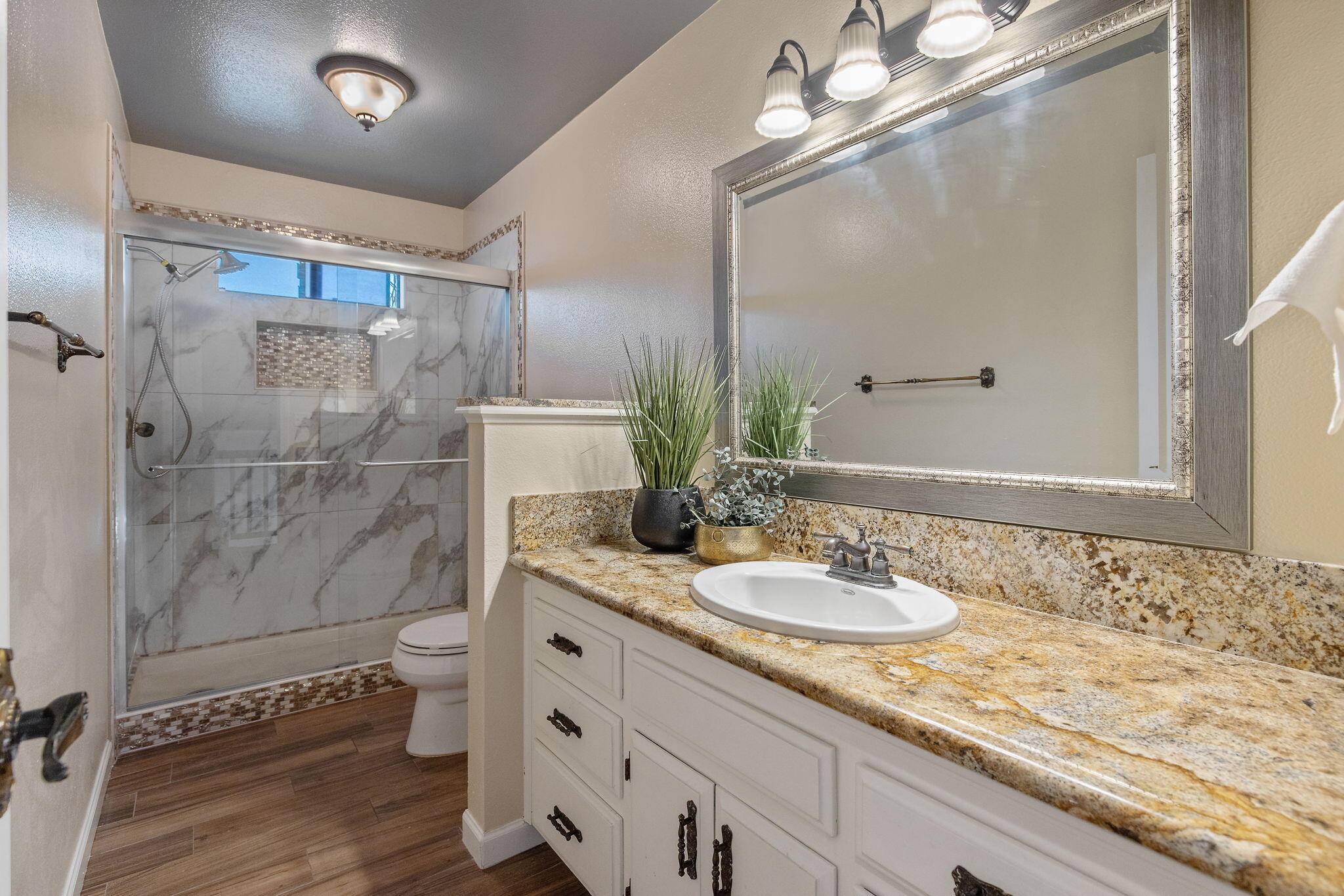 2635 E Paradise Ave, Visalia, CA 93292