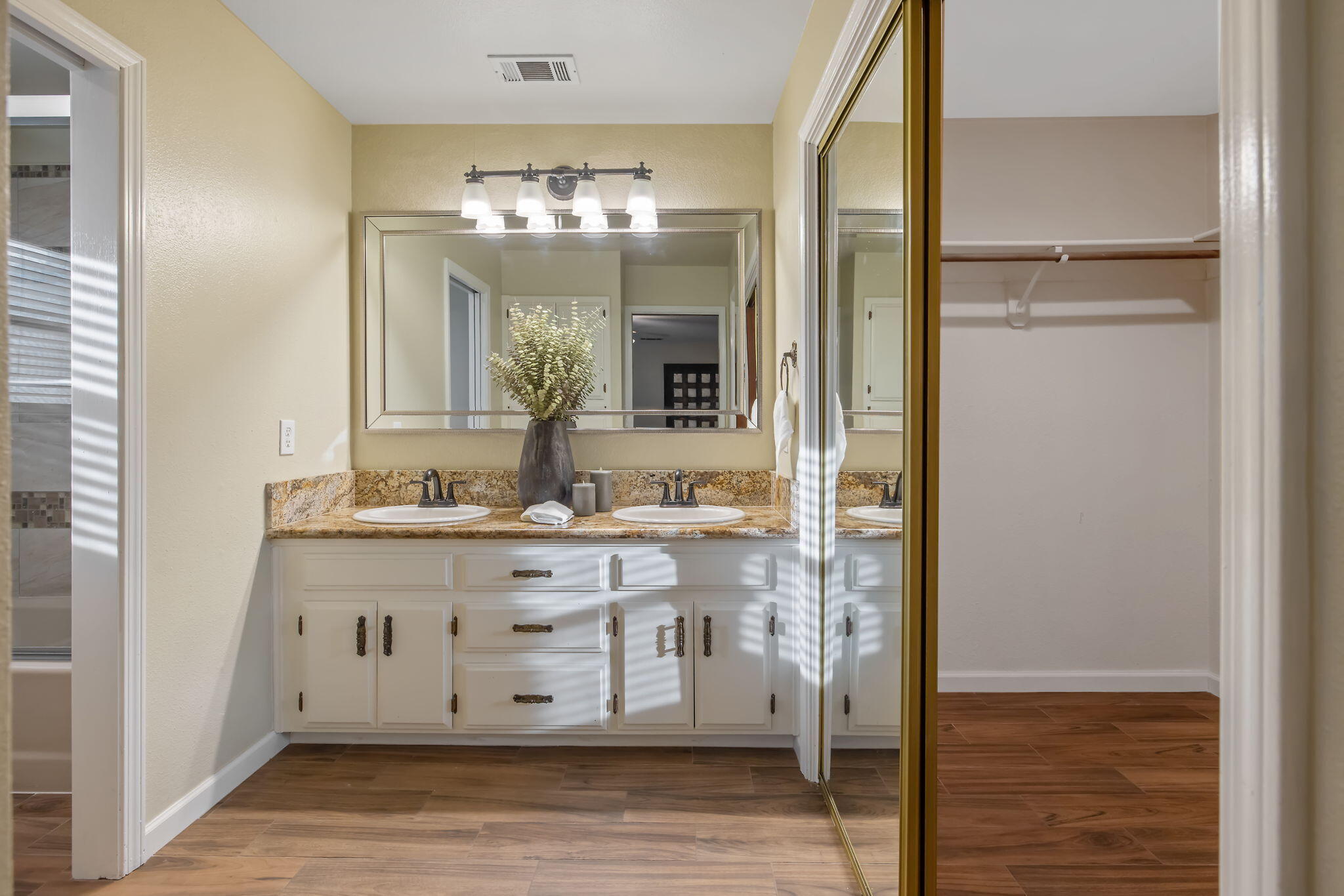 2635 E Paradise Ave, Visalia, CA 93292