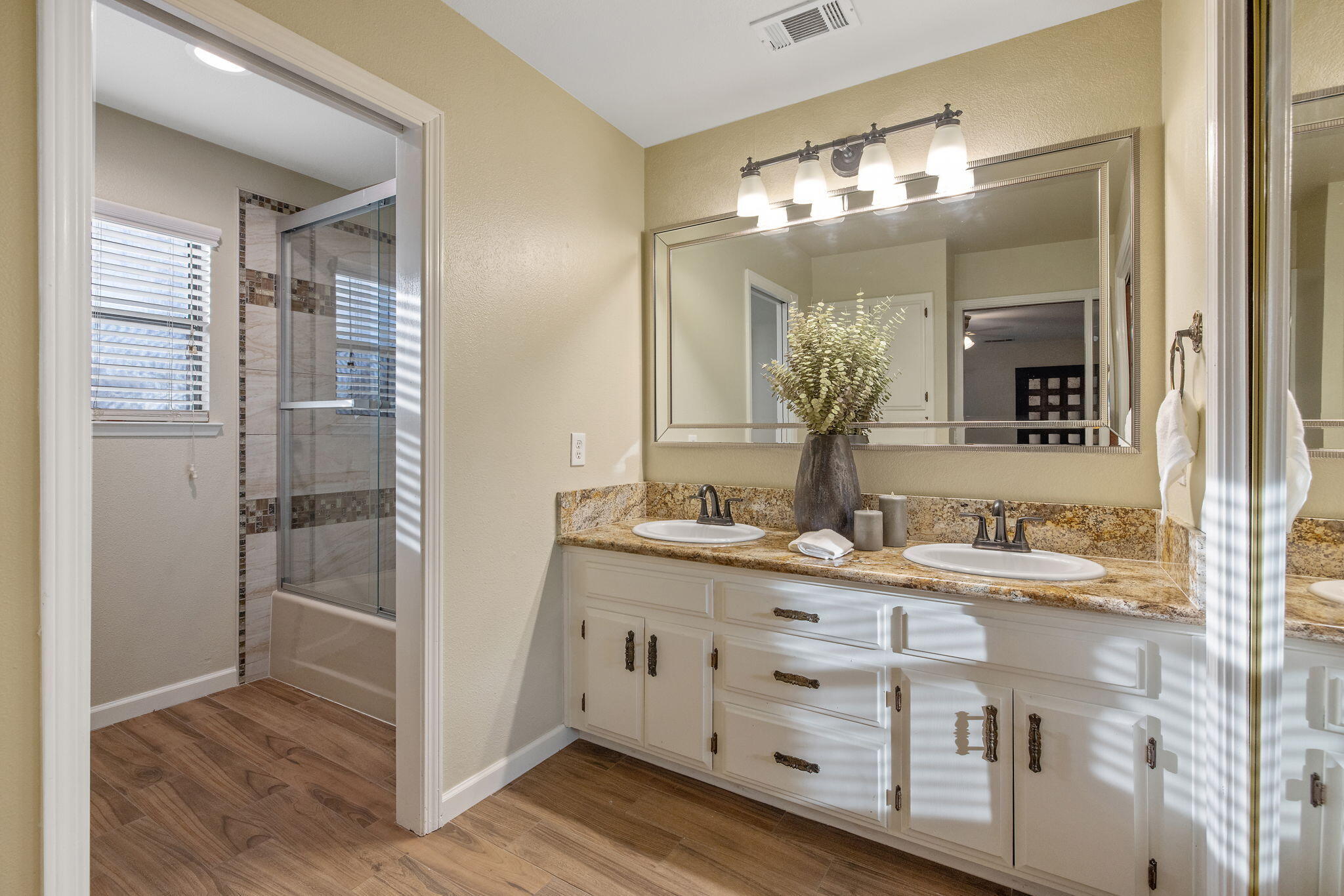 2635 E Paradise Ave, Visalia, CA 93292