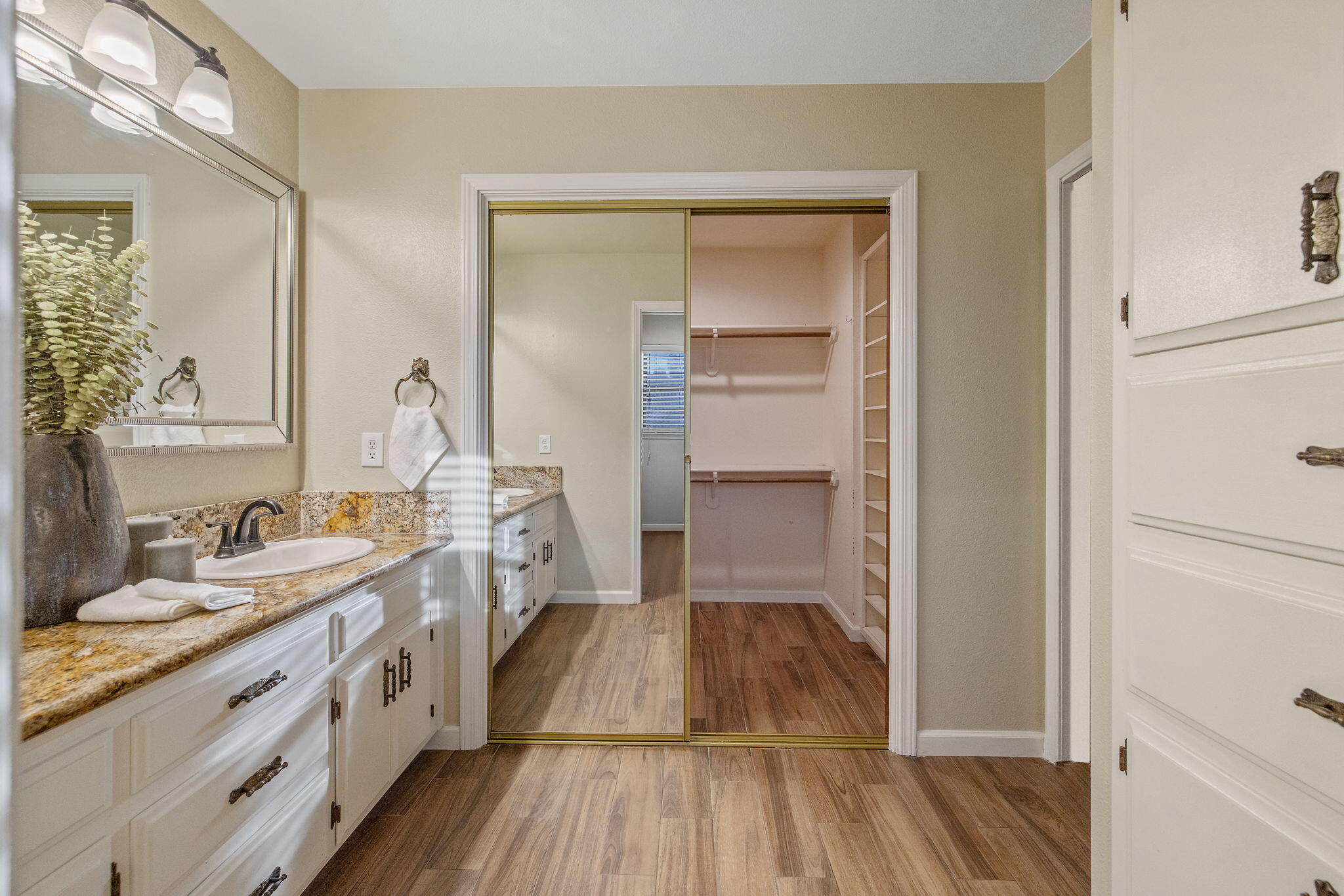 2635 E Paradise Ave, Visalia, CA 93292