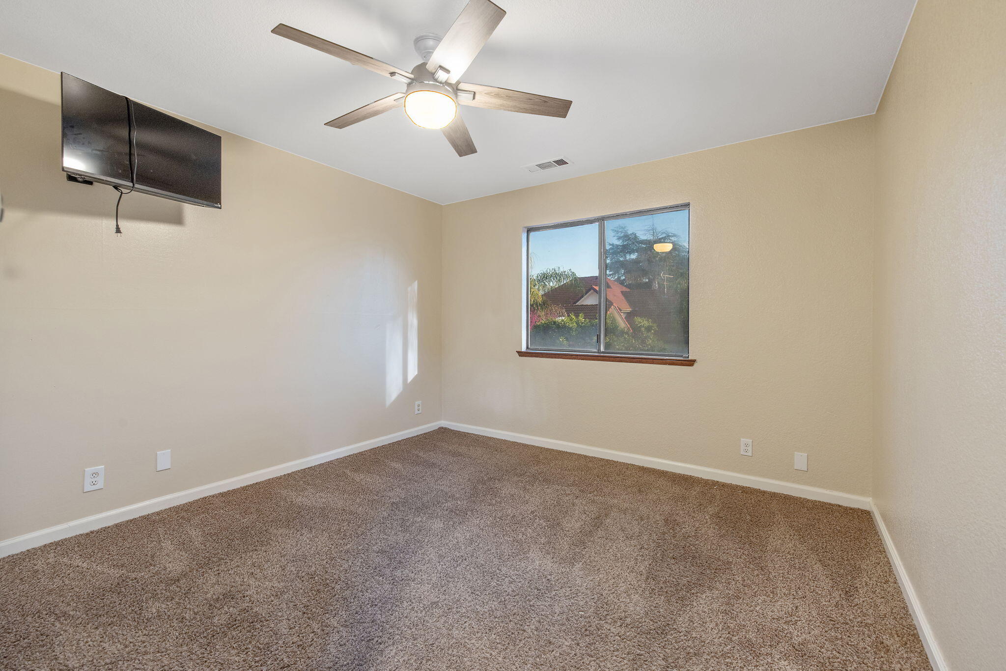 2635 E Paradise Ave, Visalia, CA 93292