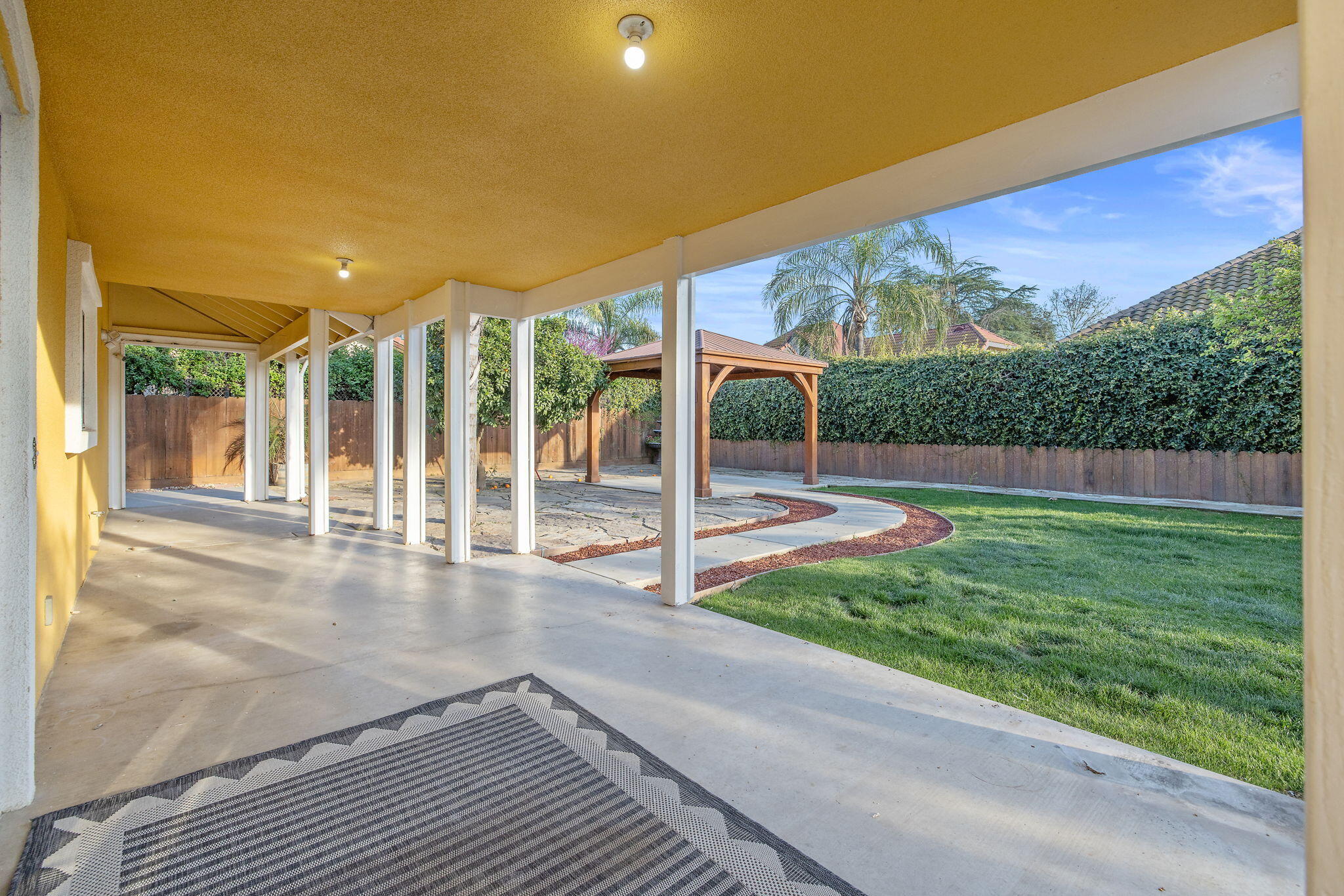 2635 E Paradise Ave, Visalia, CA 93292