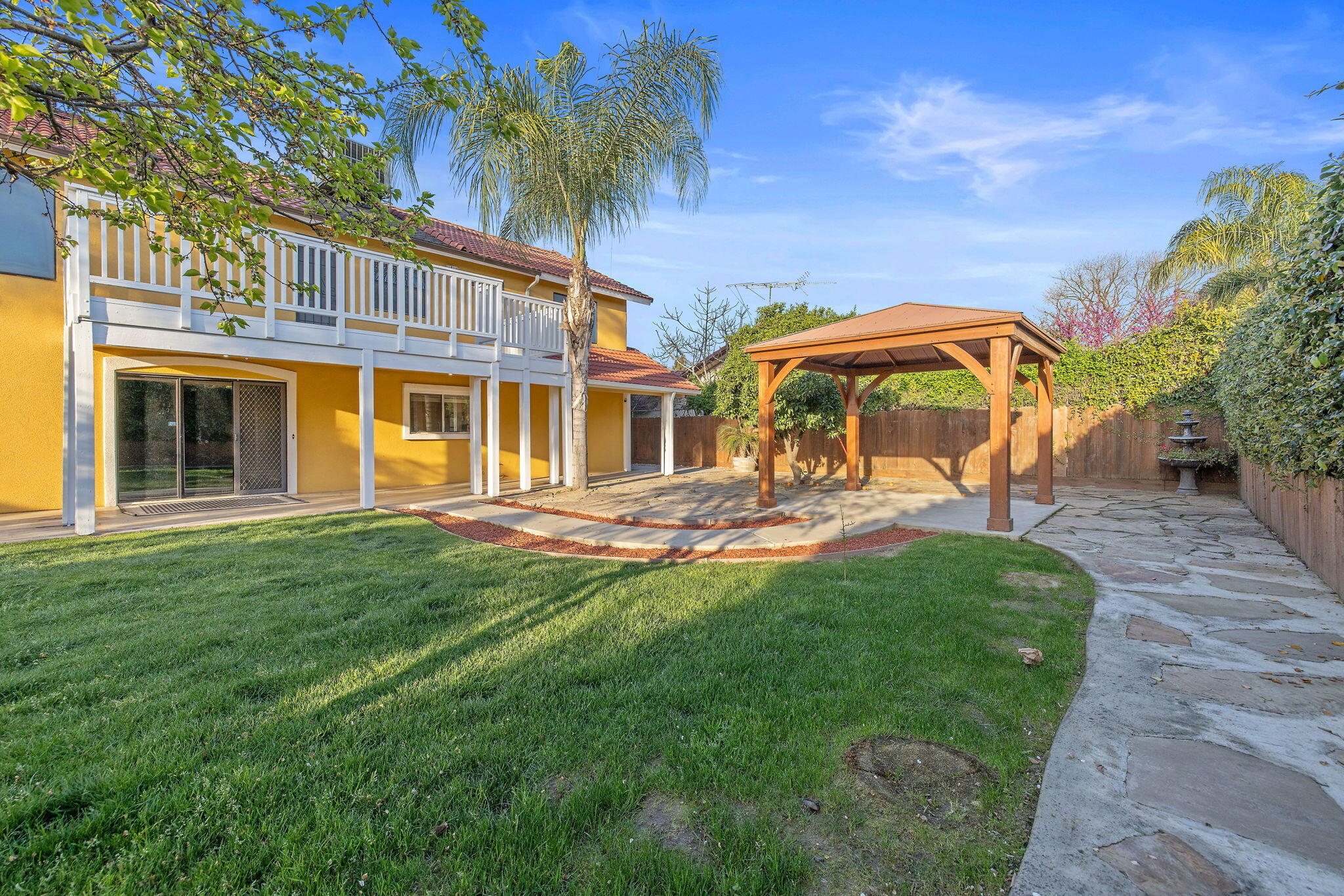 2635 E Paradise Ave, Visalia, CA 93292