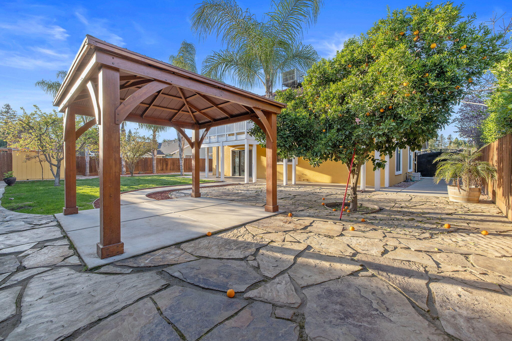 2635 E Paradise Ave, Visalia, CA 93292