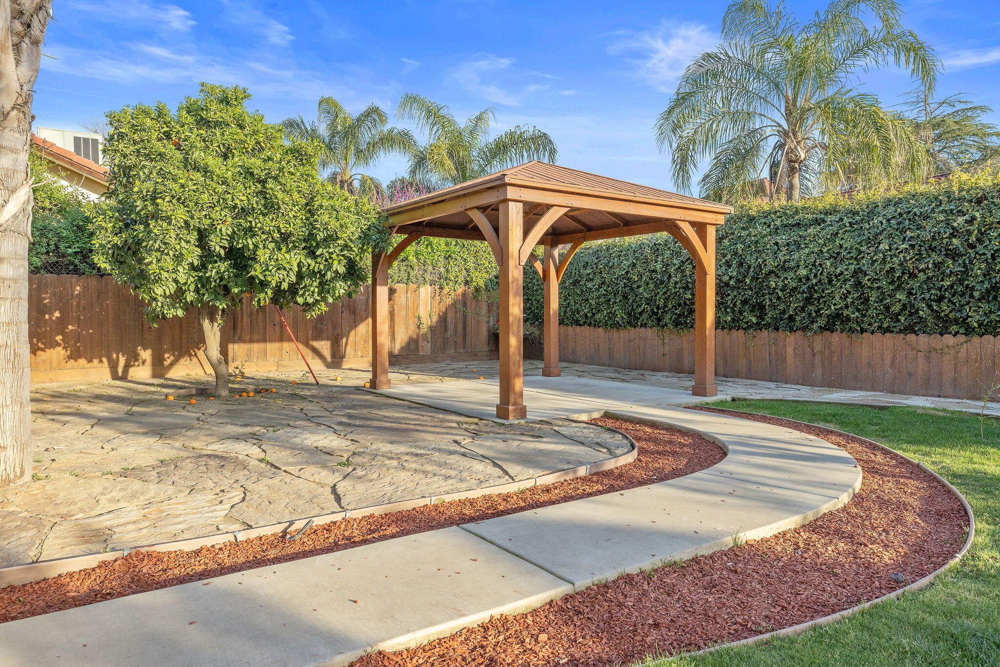 2635 E Paradise Ave, Visalia, CA 93292