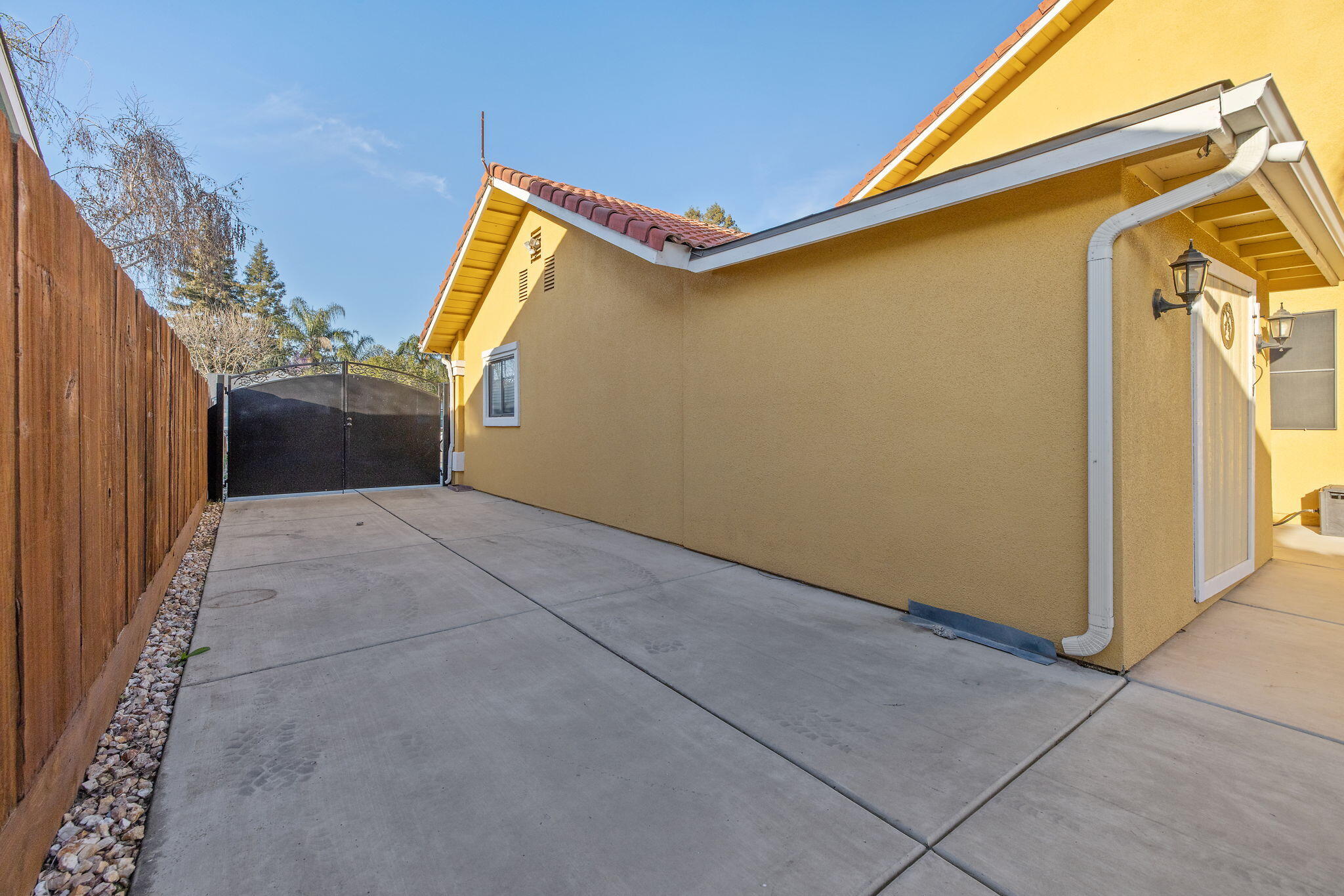2635 E Paradise Ave, Visalia, CA 93292