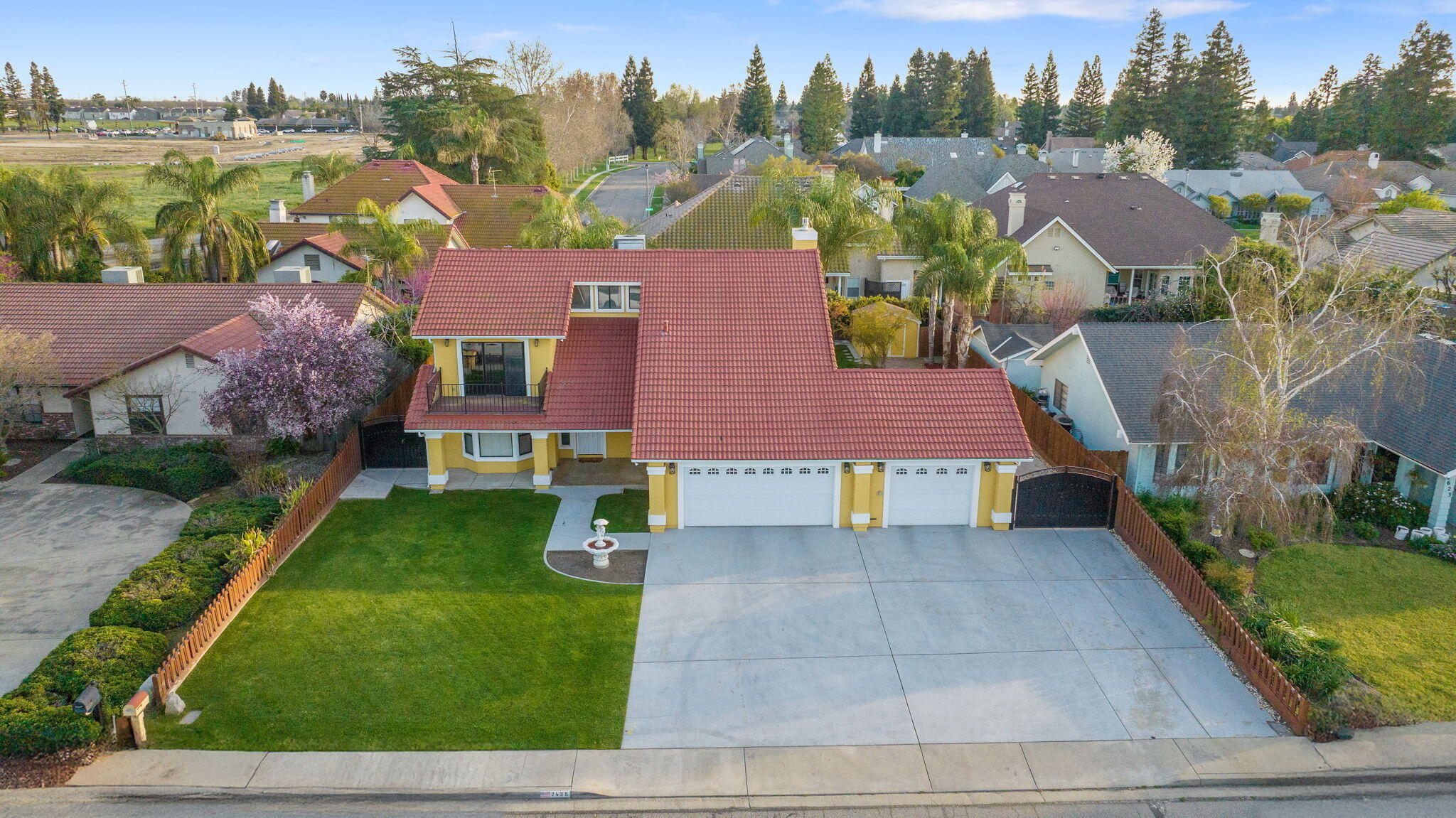 2635 E Paradise Ave, Visalia, CA 93292