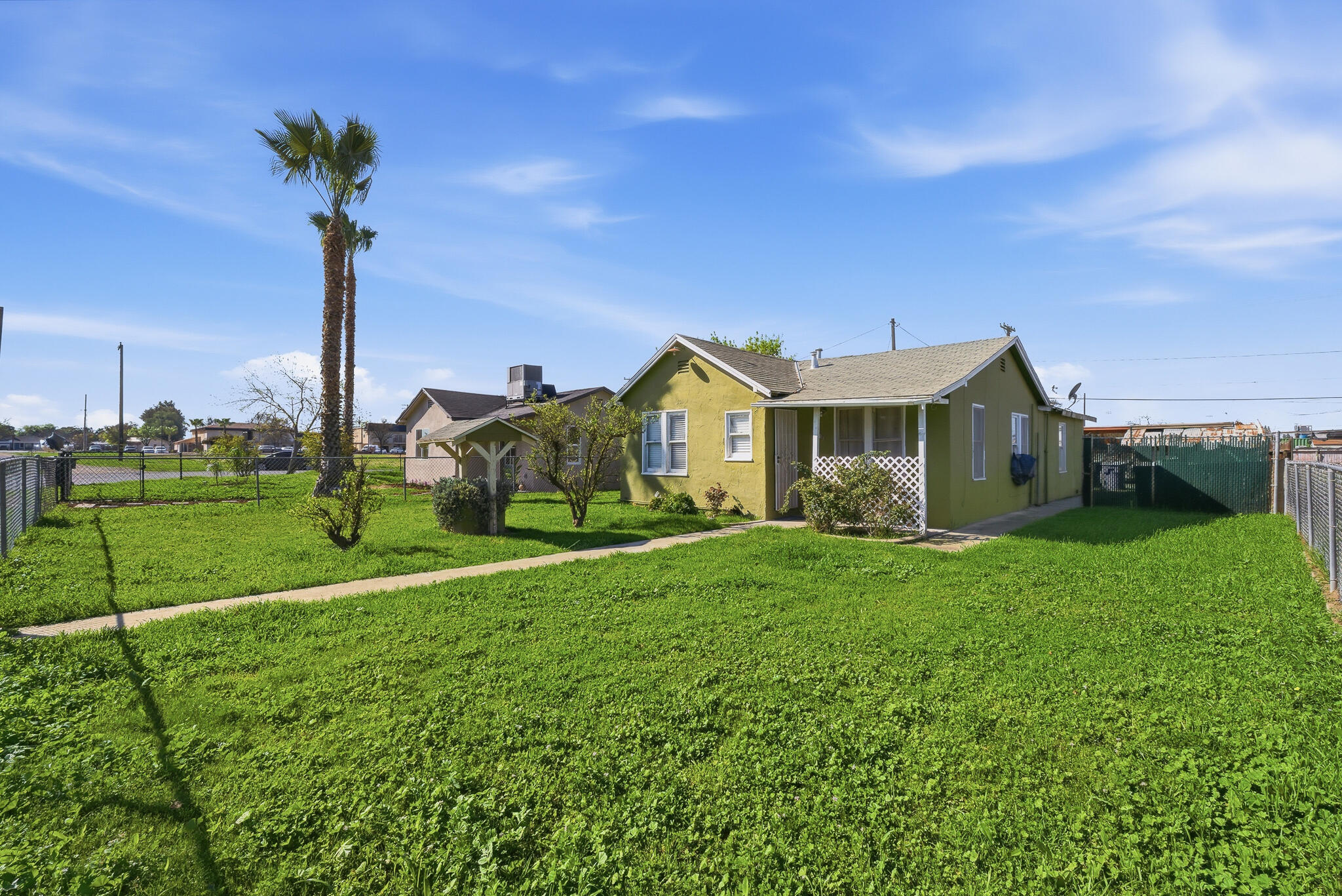 1810 Hardcastle Ave, Hanford, CA 93230