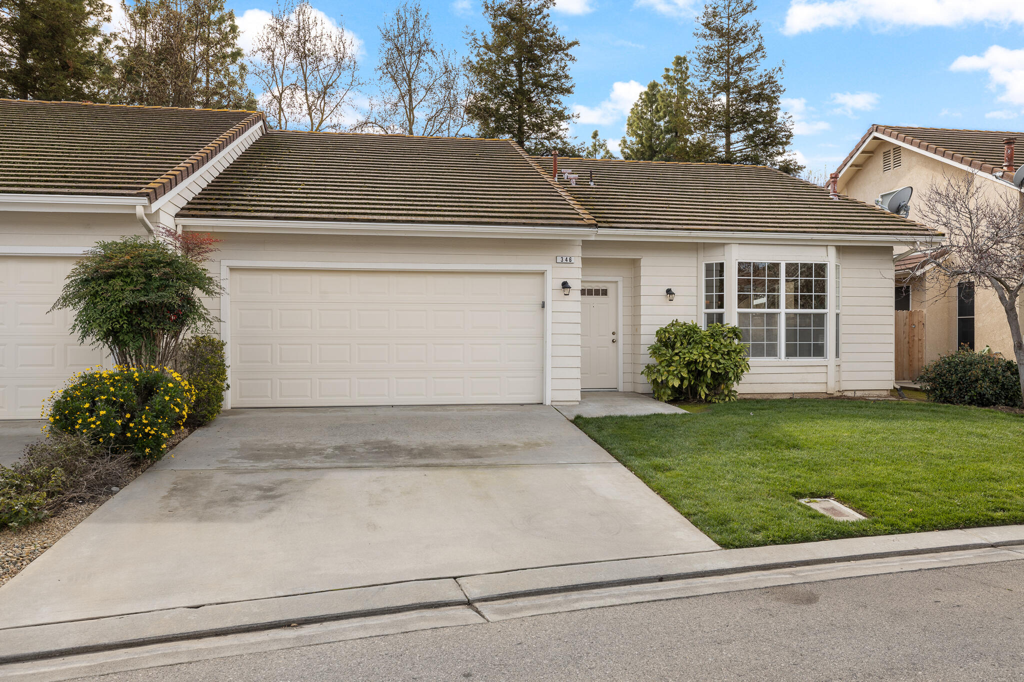 346 Village Dr, Dinuba, CA 93618