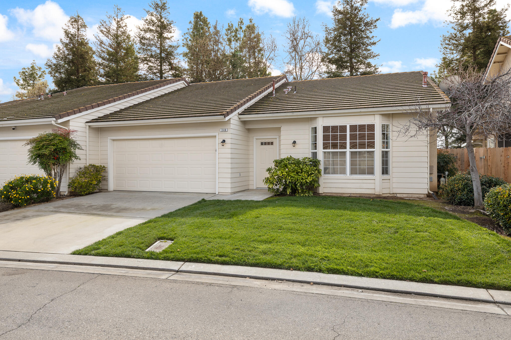 346 Village Dr, Dinuba, CA 93618