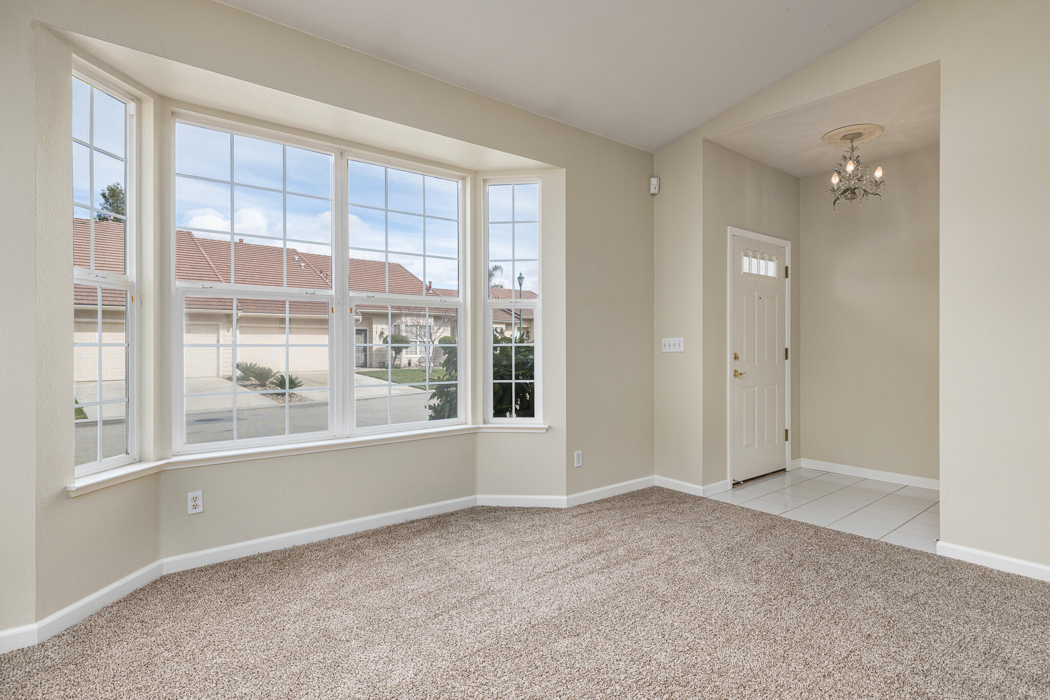 346 Village Dr, Dinuba, CA 93618