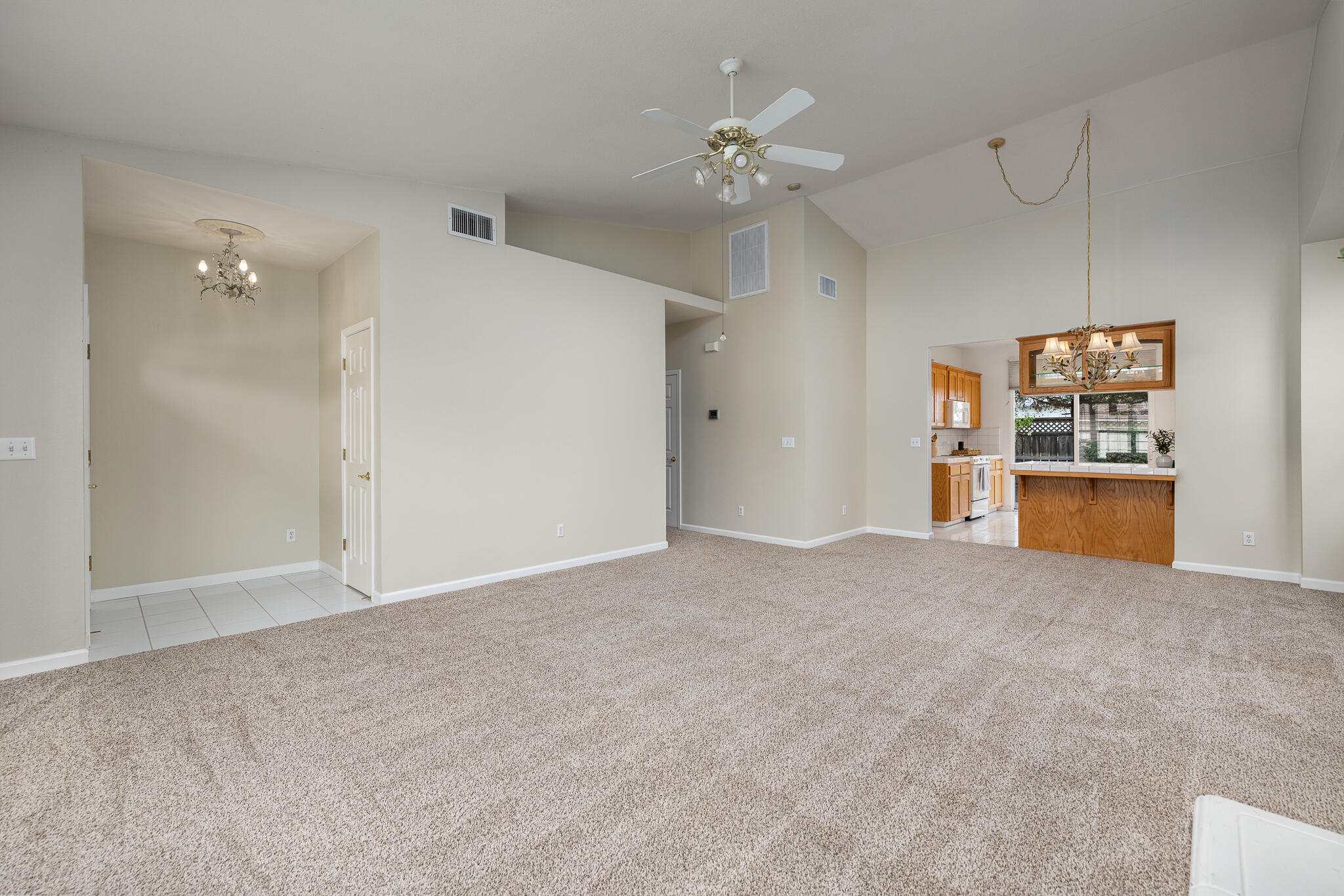 346 Village Dr, Dinuba, CA 93618