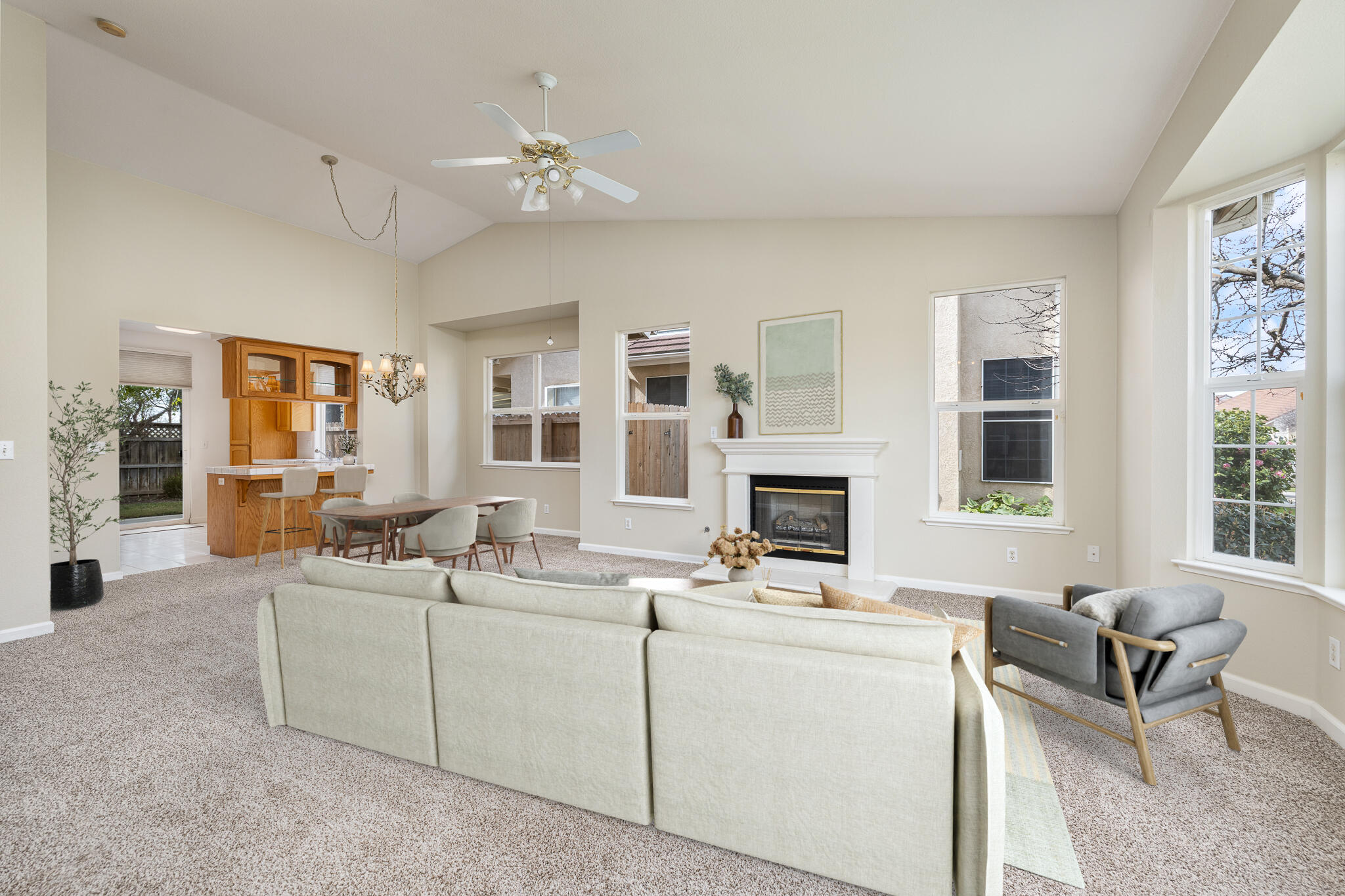 346 Village Dr, Dinuba, CA 93618