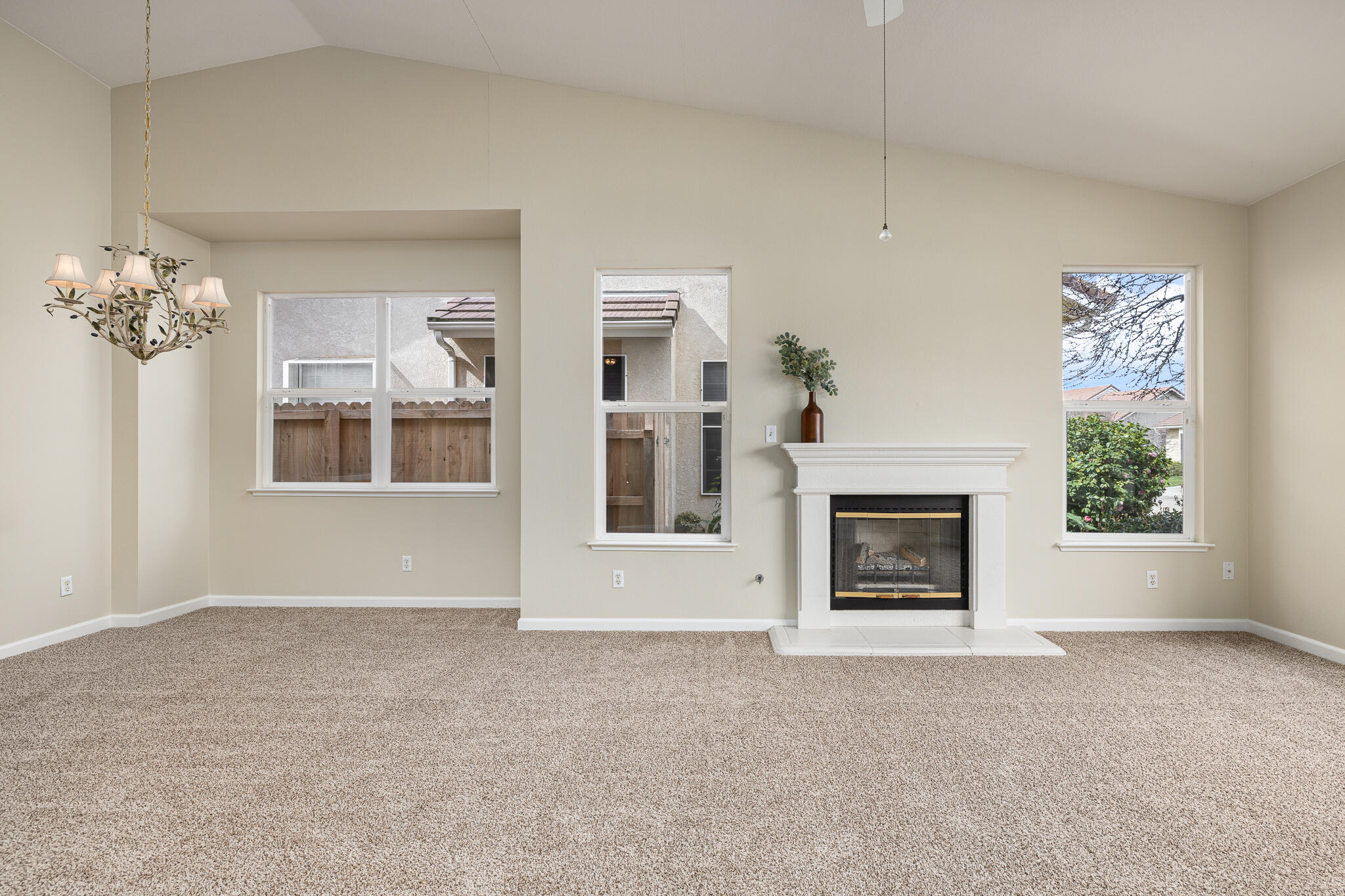 346 Village Dr, Dinuba, CA 93618