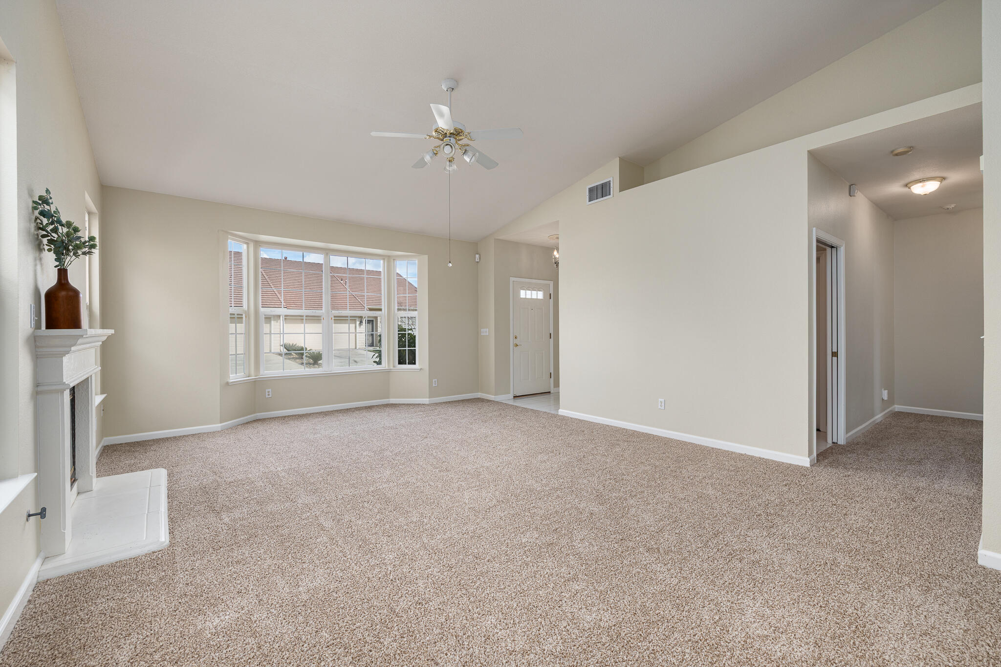 346 Village Dr, Dinuba, CA 93618