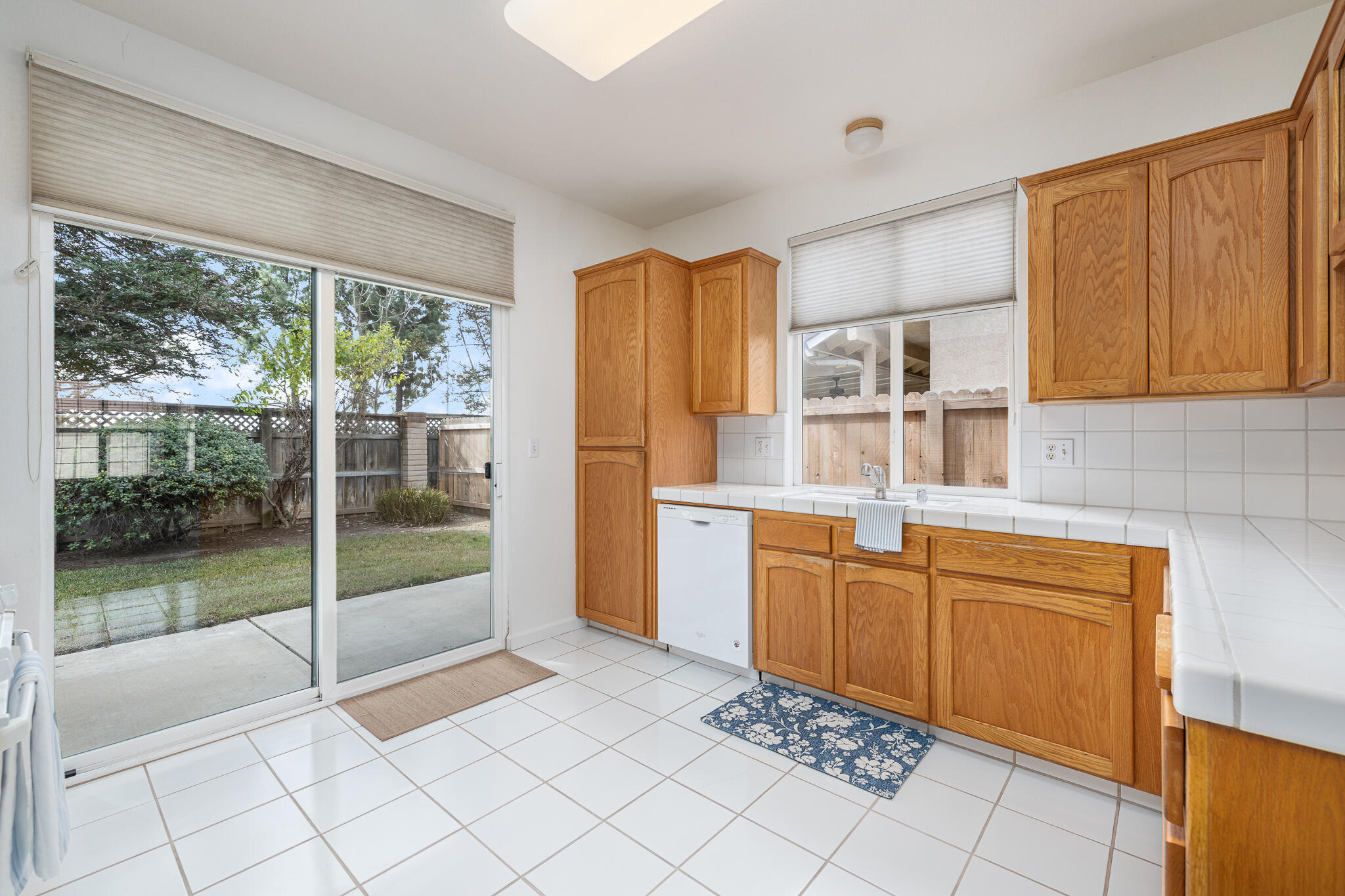 346 Village Dr, Dinuba, CA 93618