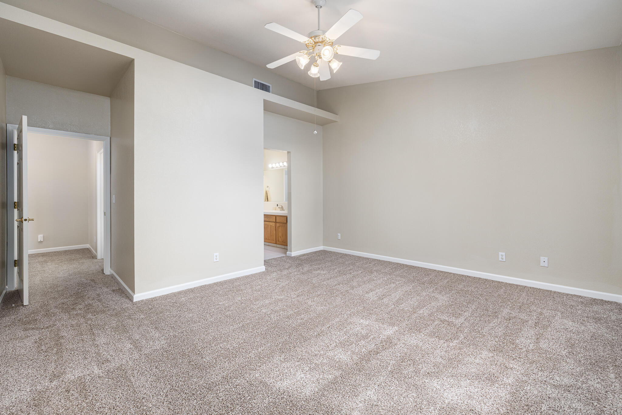 346 Village Dr, Dinuba, CA 93618