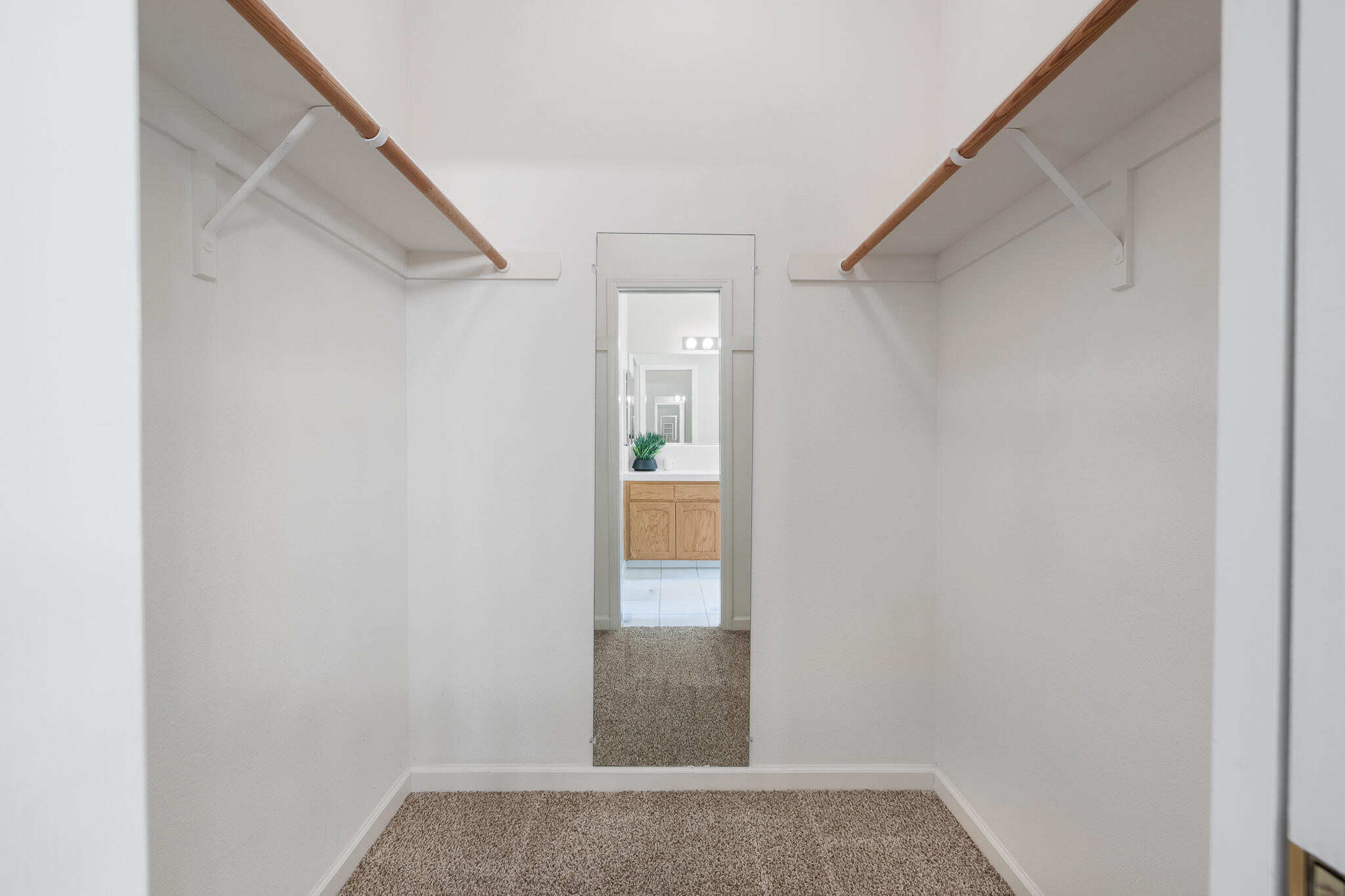 346 Village Dr, Dinuba, CA 93618