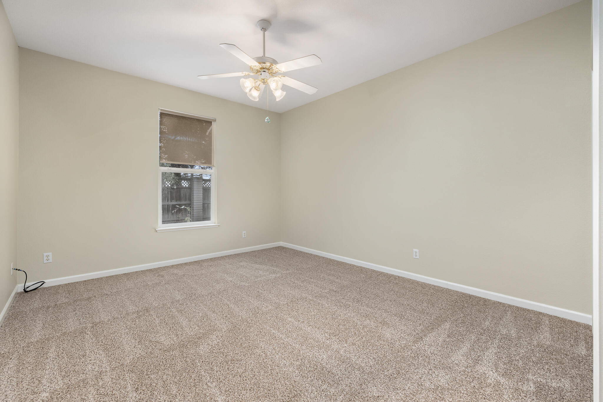 346 Village Dr, Dinuba, CA 93618