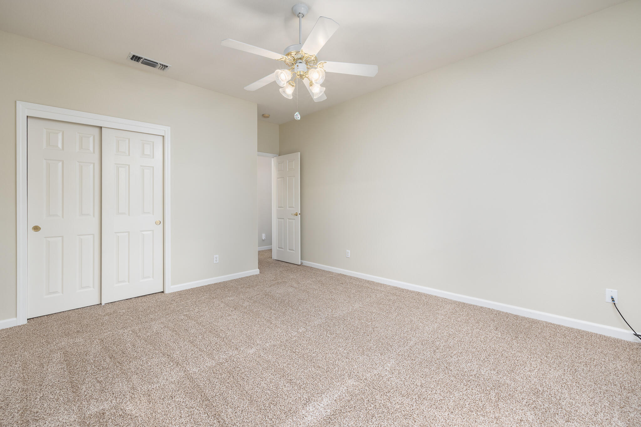 346 Village Dr, Dinuba, CA 93618