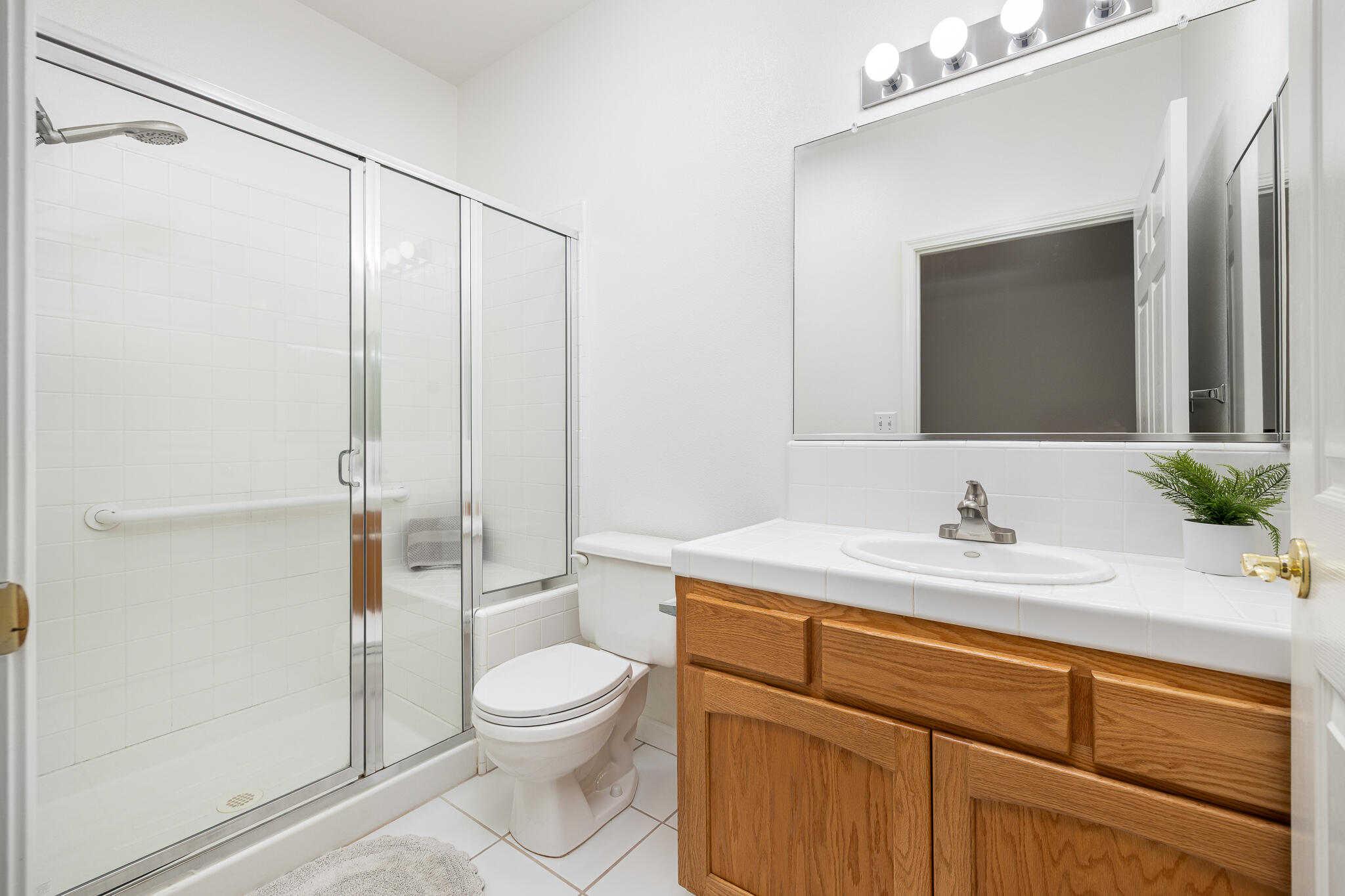 346 Village Dr, Dinuba, CA 93618