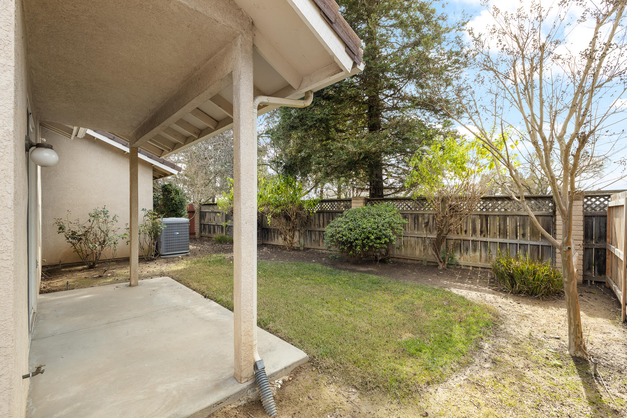 346 Village Dr, Dinuba, CA 93618