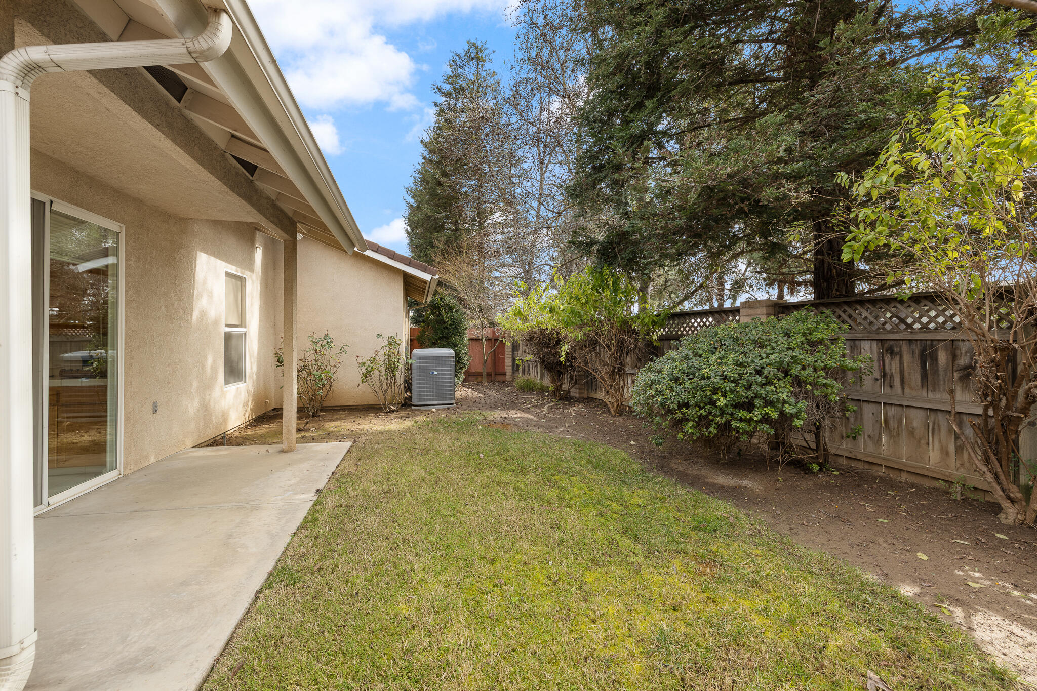 346 Village Dr, Dinuba, CA 93618