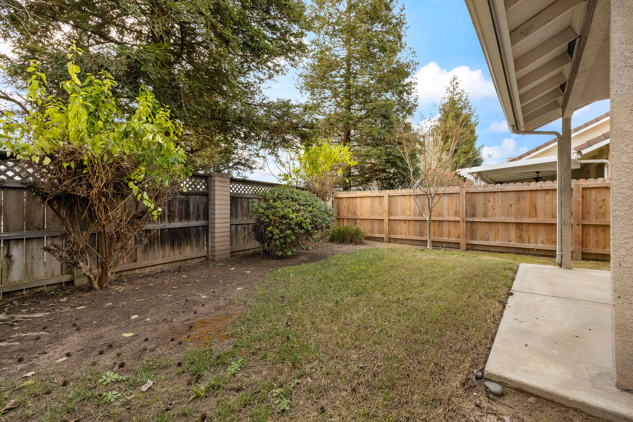 346 Village Dr, Dinuba, CA 93618