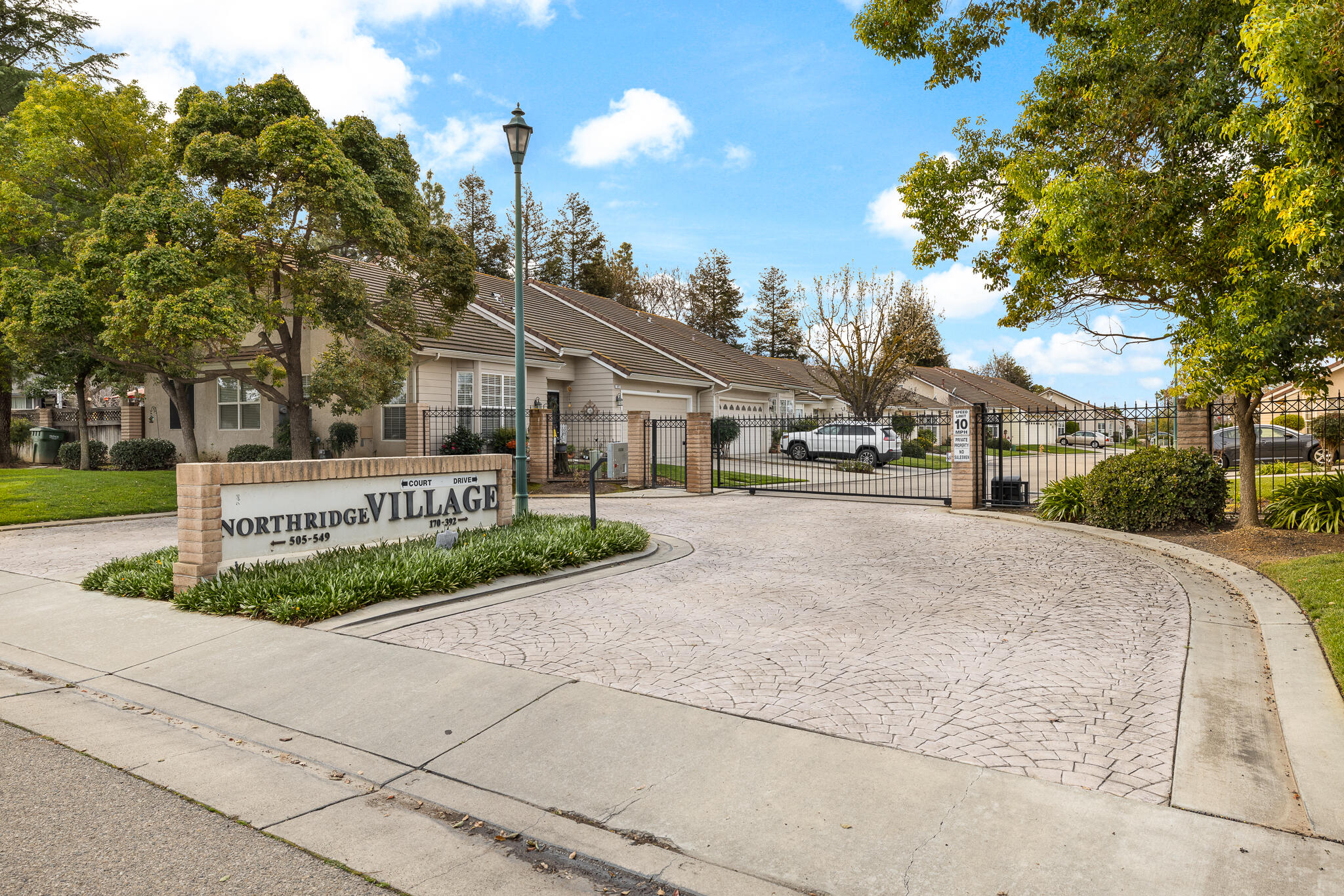 346 Village Dr, Dinuba, CA 93618