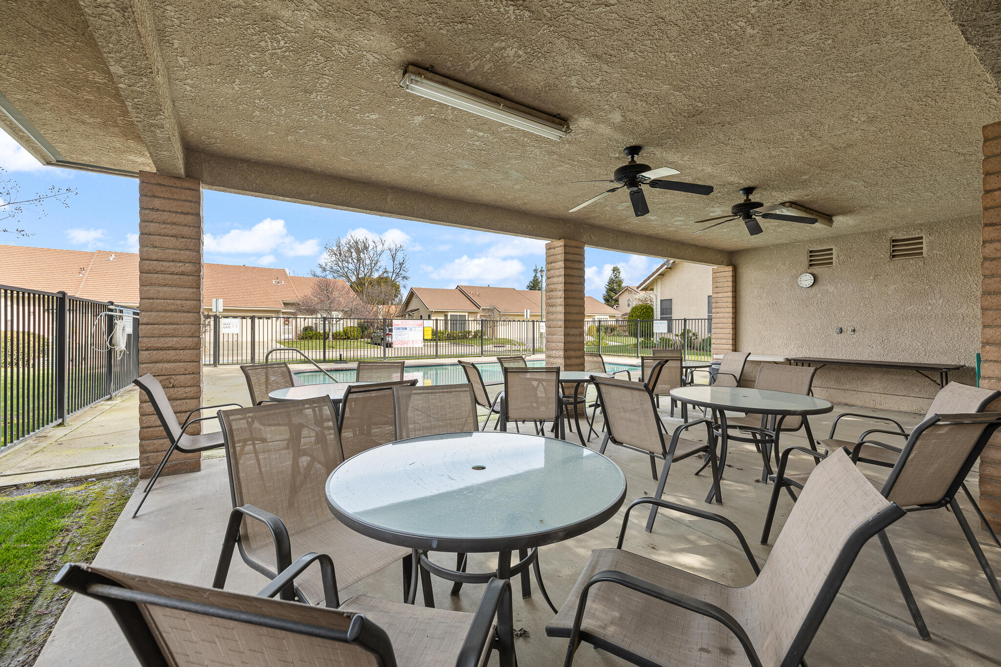 346 Village Dr, Dinuba, CA 93618