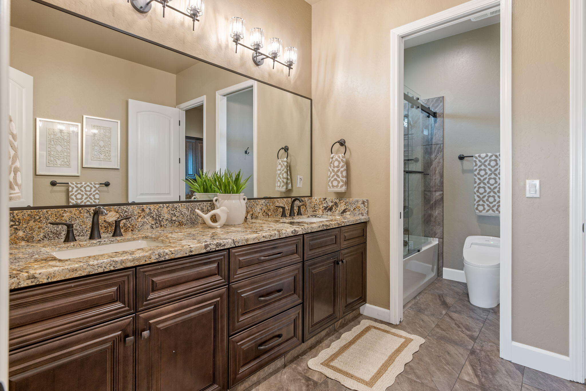 2433 Diamante Dr, Tulare, CA 93274